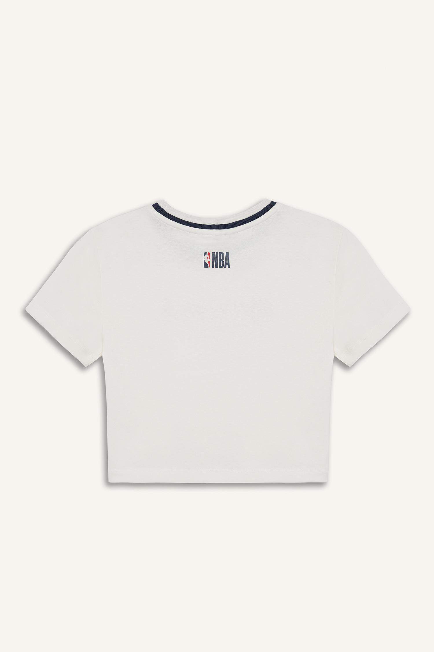 تيشيرت NBA نص كم سليم فيت برقبة مستديرة من DeFactoFit