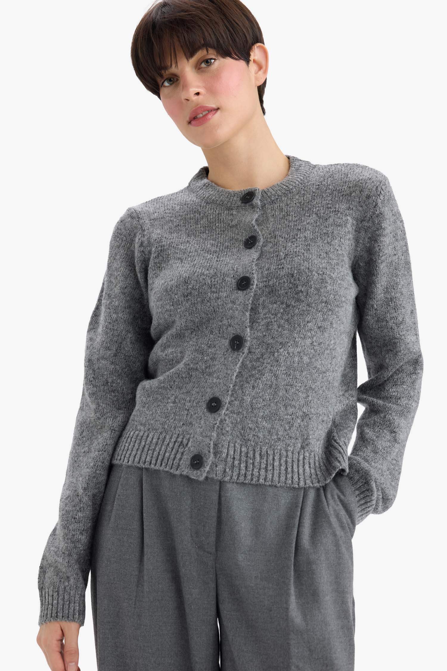 Бейсик трикотажный кардиган на пуговицах с мягким тактильным ощущением, свободного кроя