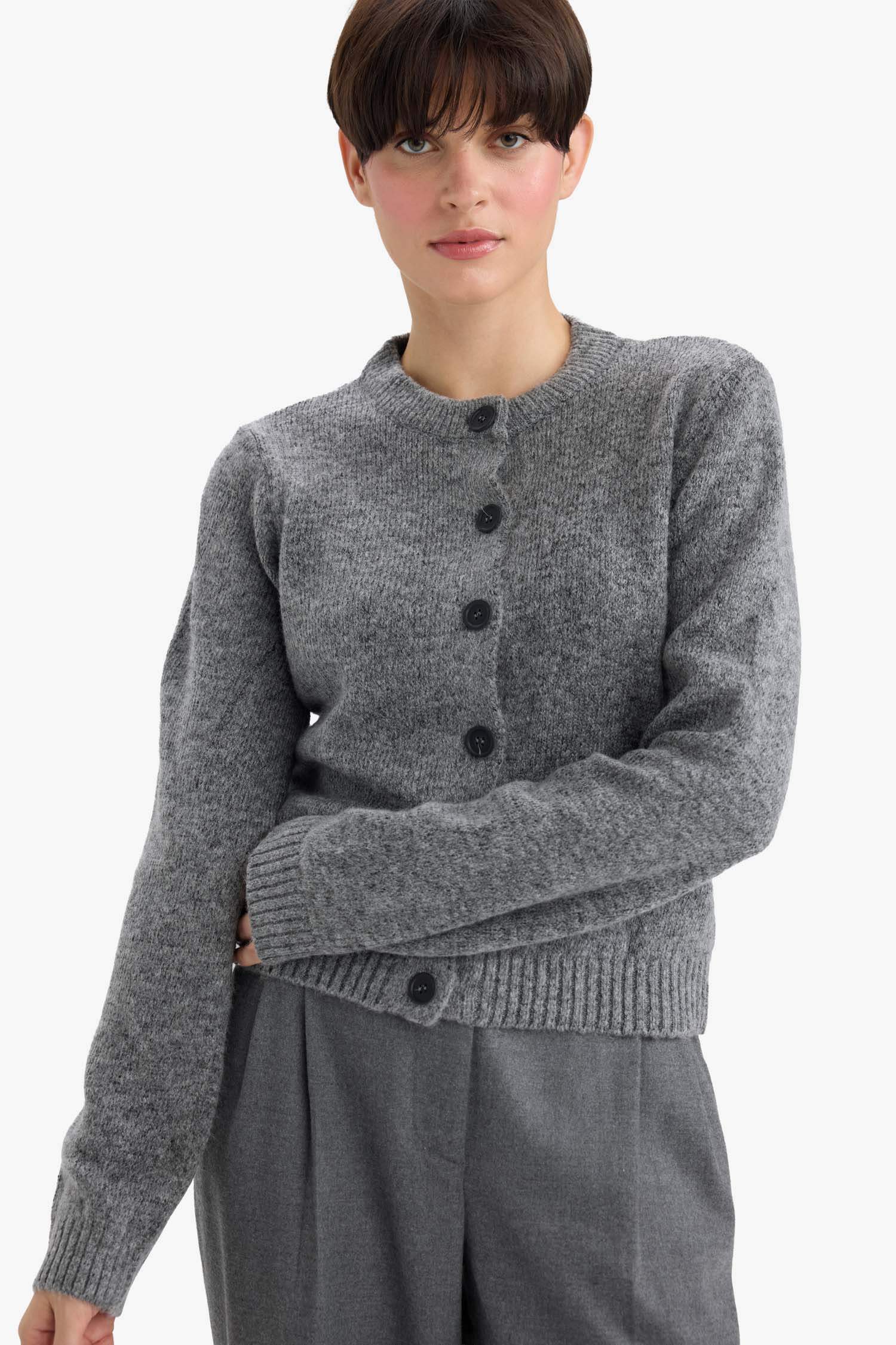 Бейсик трикотажный кардиган на пуговицах с мягким тактильным ощущением, свободного кроя