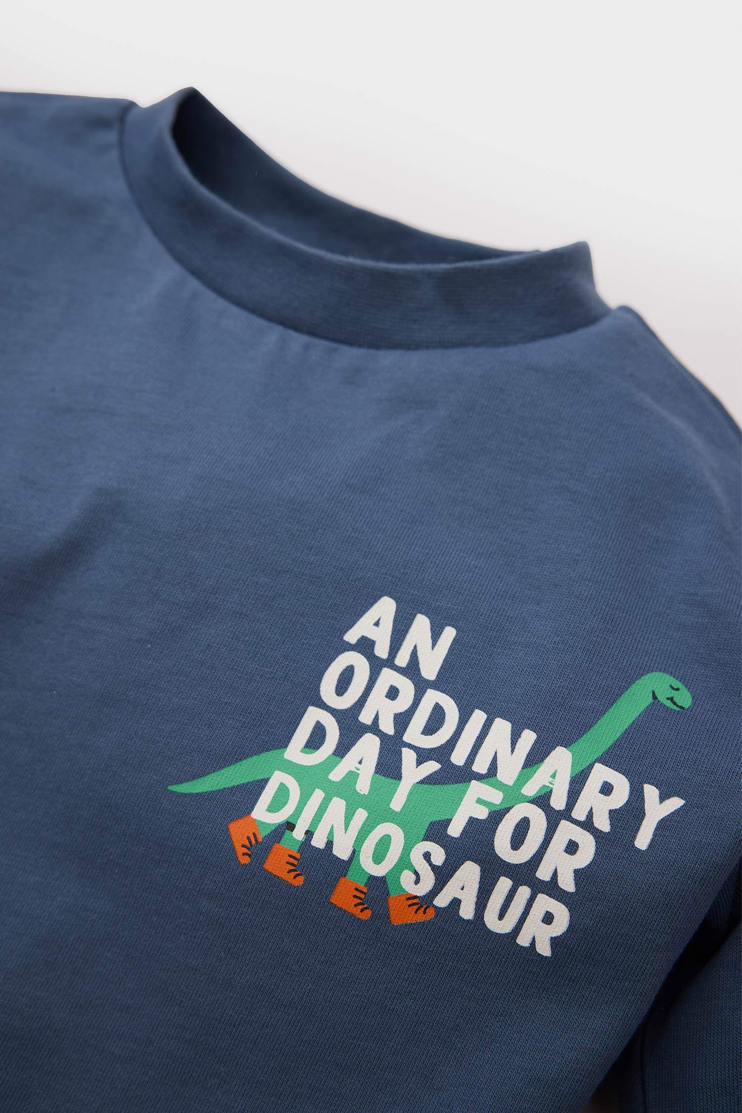 تيشيرت بريميوم بيبي اولادي كم طويل بطبعة شعار وقصة عادية نيلي فاتح