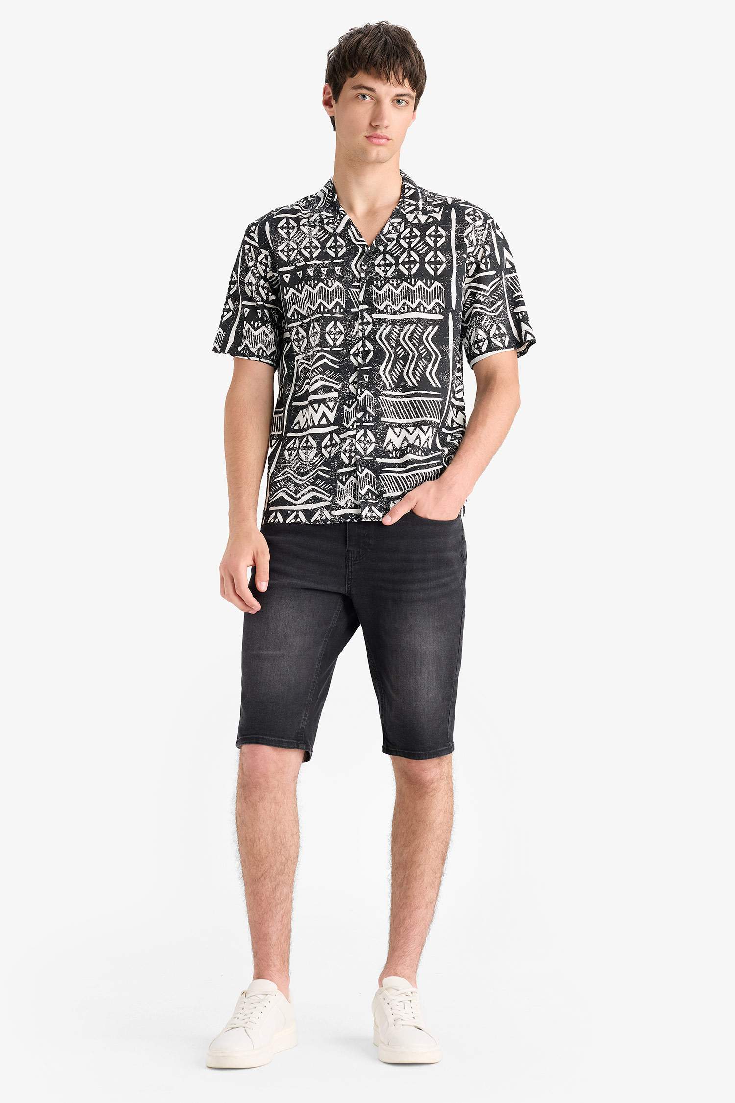 New Regular Fit Apaş Yaka Desenli Kısa Kollu Gömlek