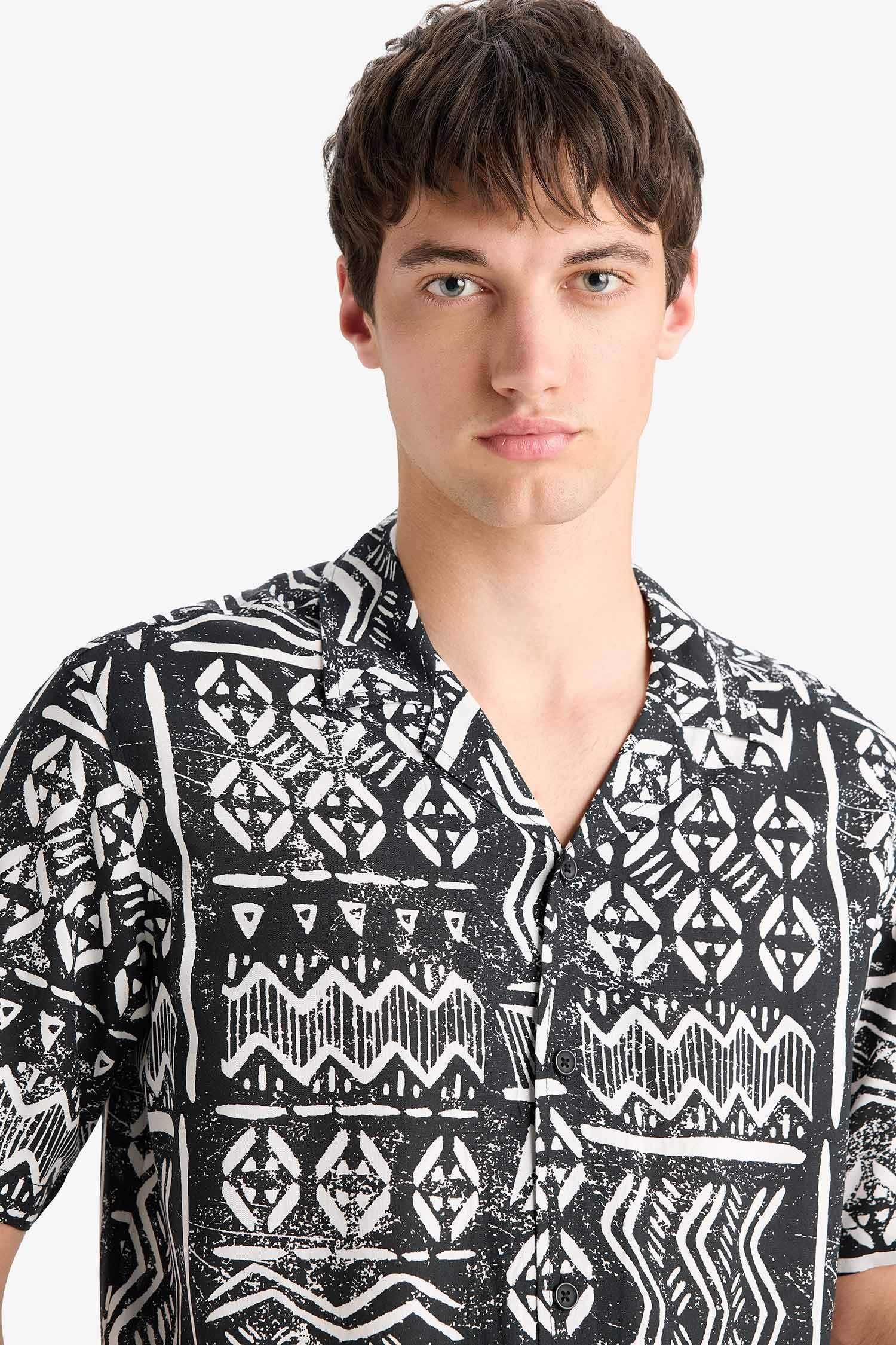 New Regular Fit Apaş Yaka Desenli Kısa Kollu Gömlek