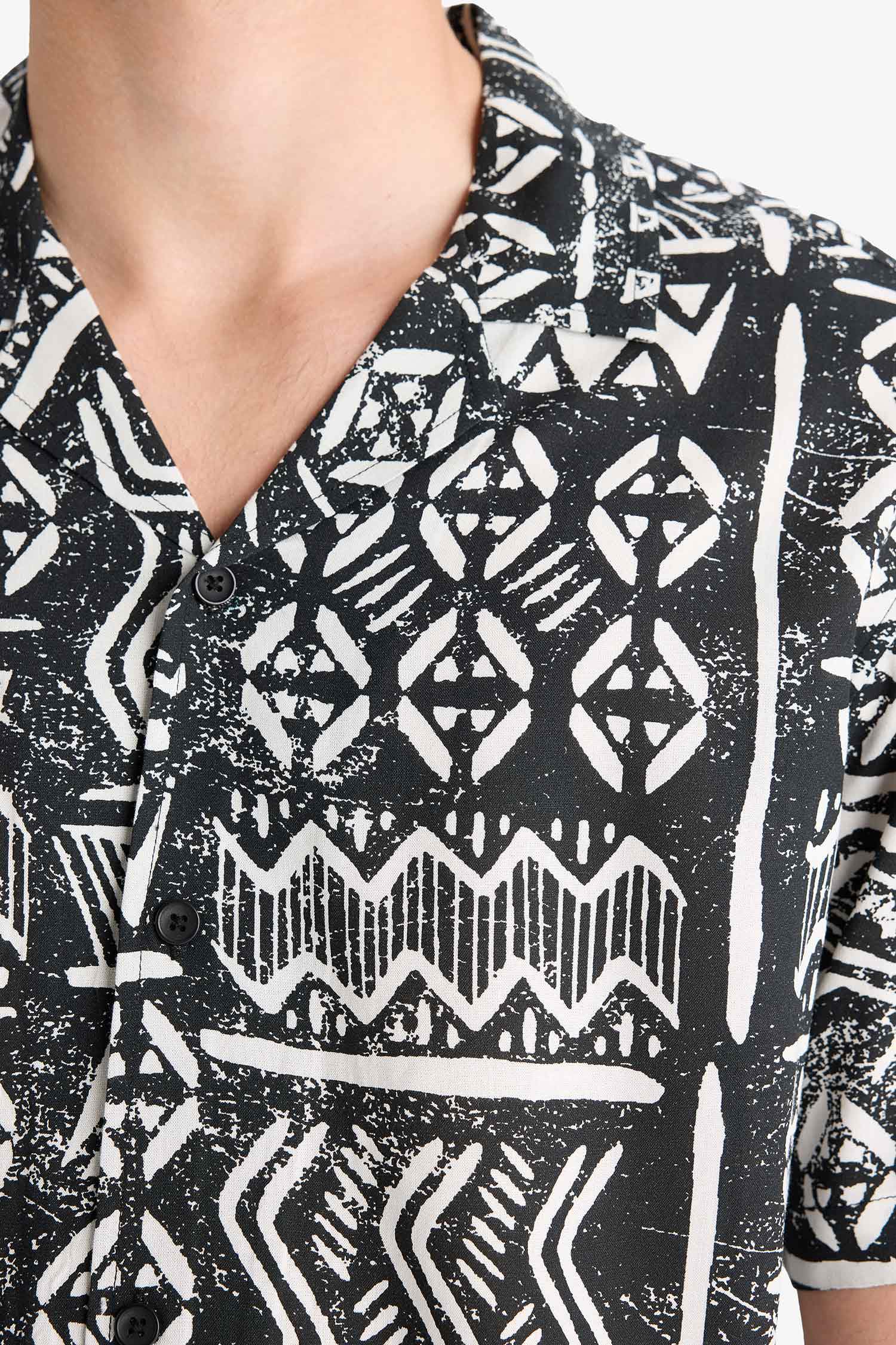 New Regular Fit Apaş Yaka Desenli Kısa Kollu Gömlek