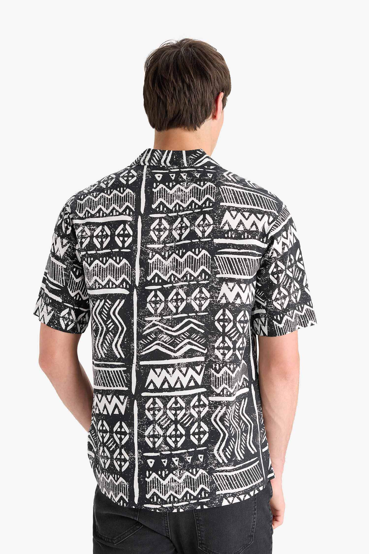 New Regular Fit Apaş Yaka Desenli Kısa Kollu Gömlek