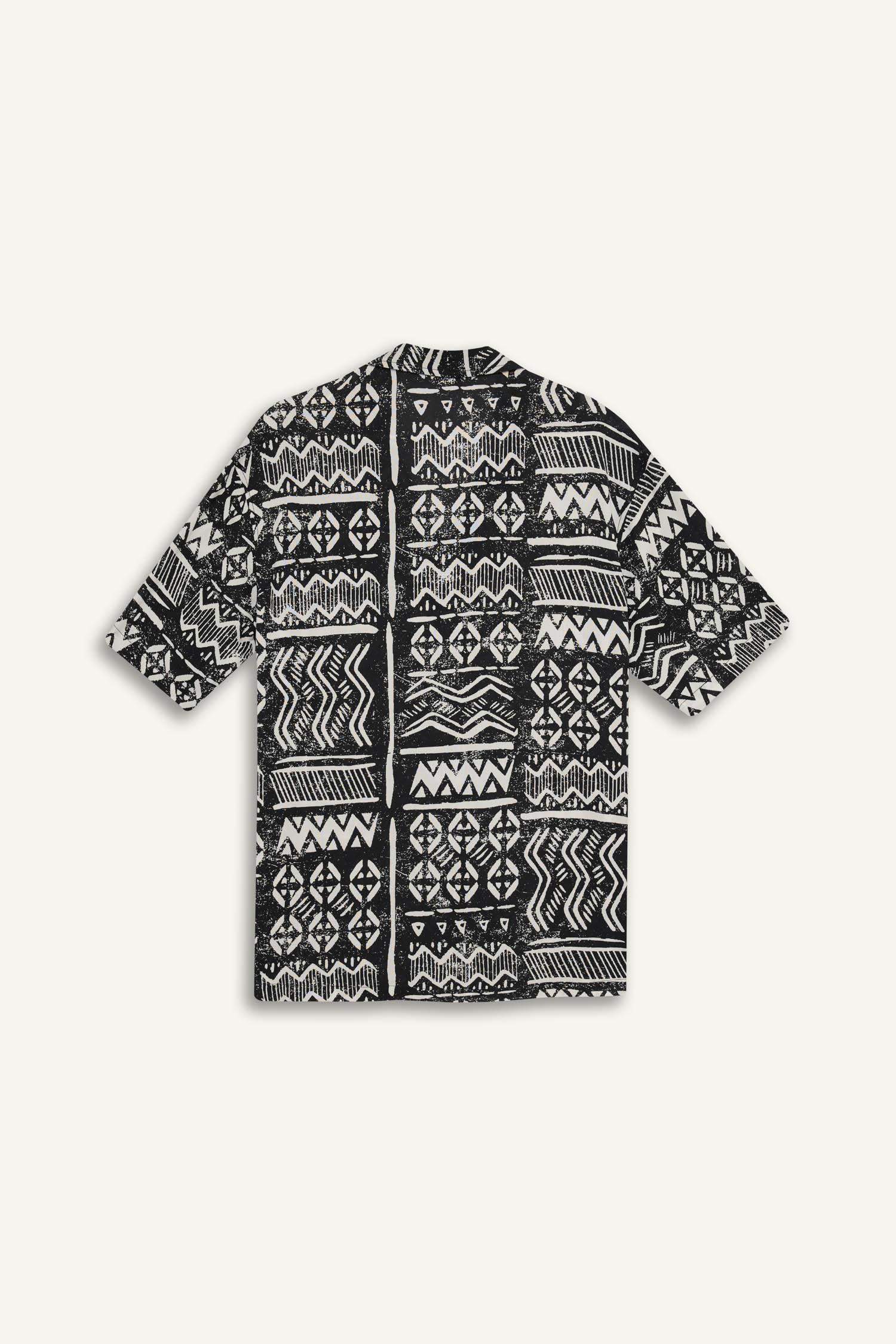New Regular Fit Apaş Yaka Desenli Kısa Kollu Gömlek