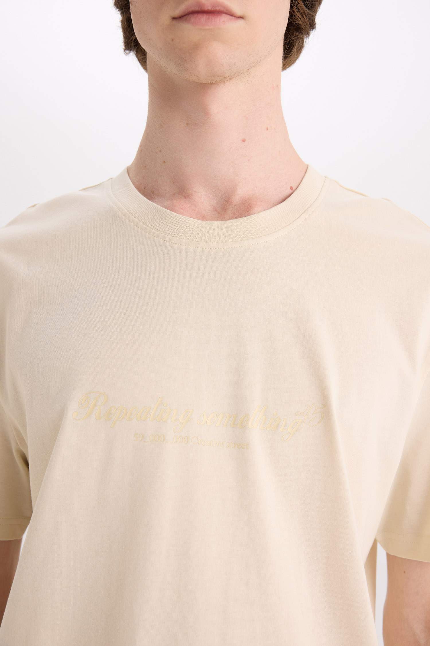 تيشيرت قطن مطبوع قصة عادية برقبة مستديرة