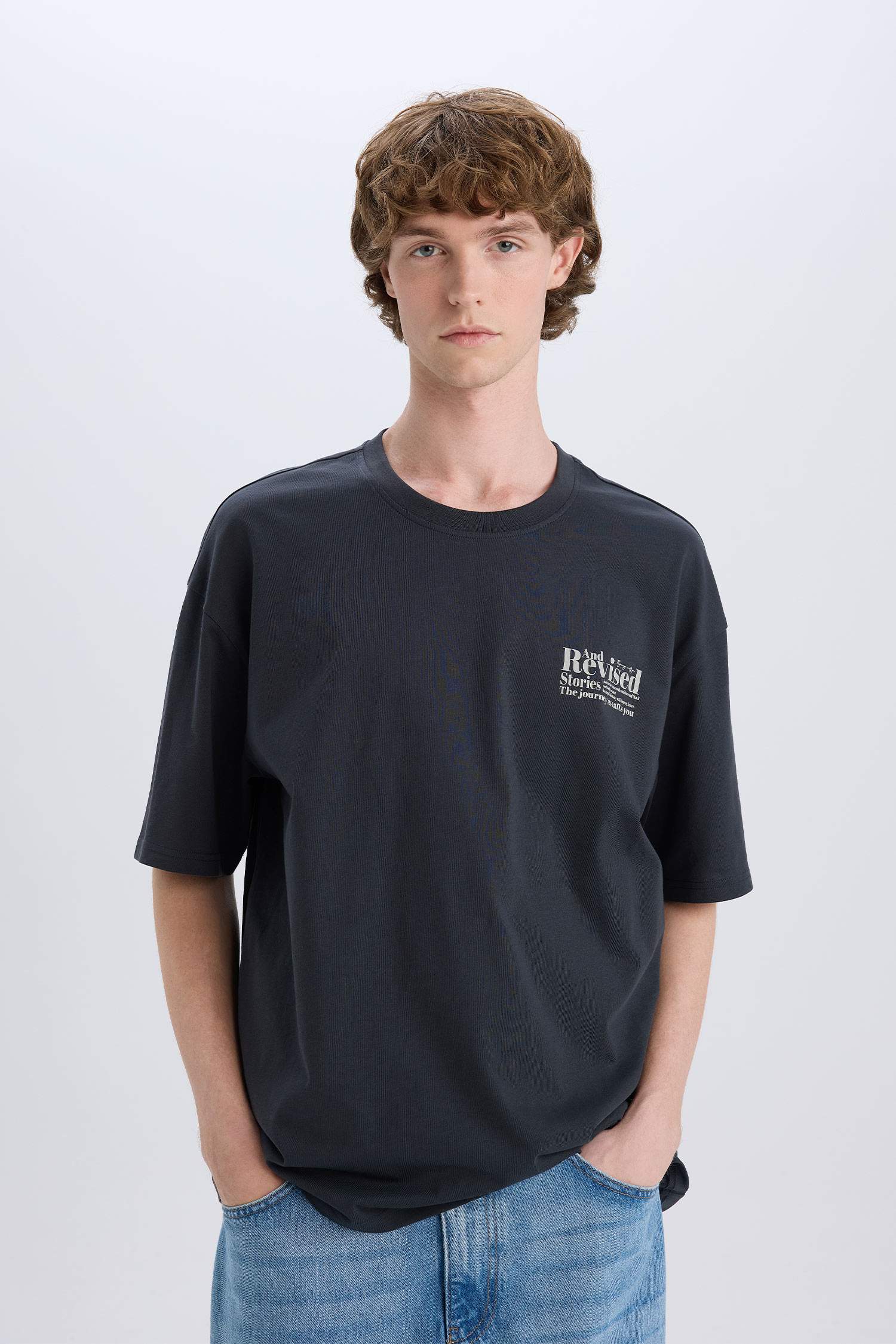 %100 Pamuk Oversize Geniş Kalıp Bisiklet Yaka Sırt Baskılı Kısa Kollu Tişört