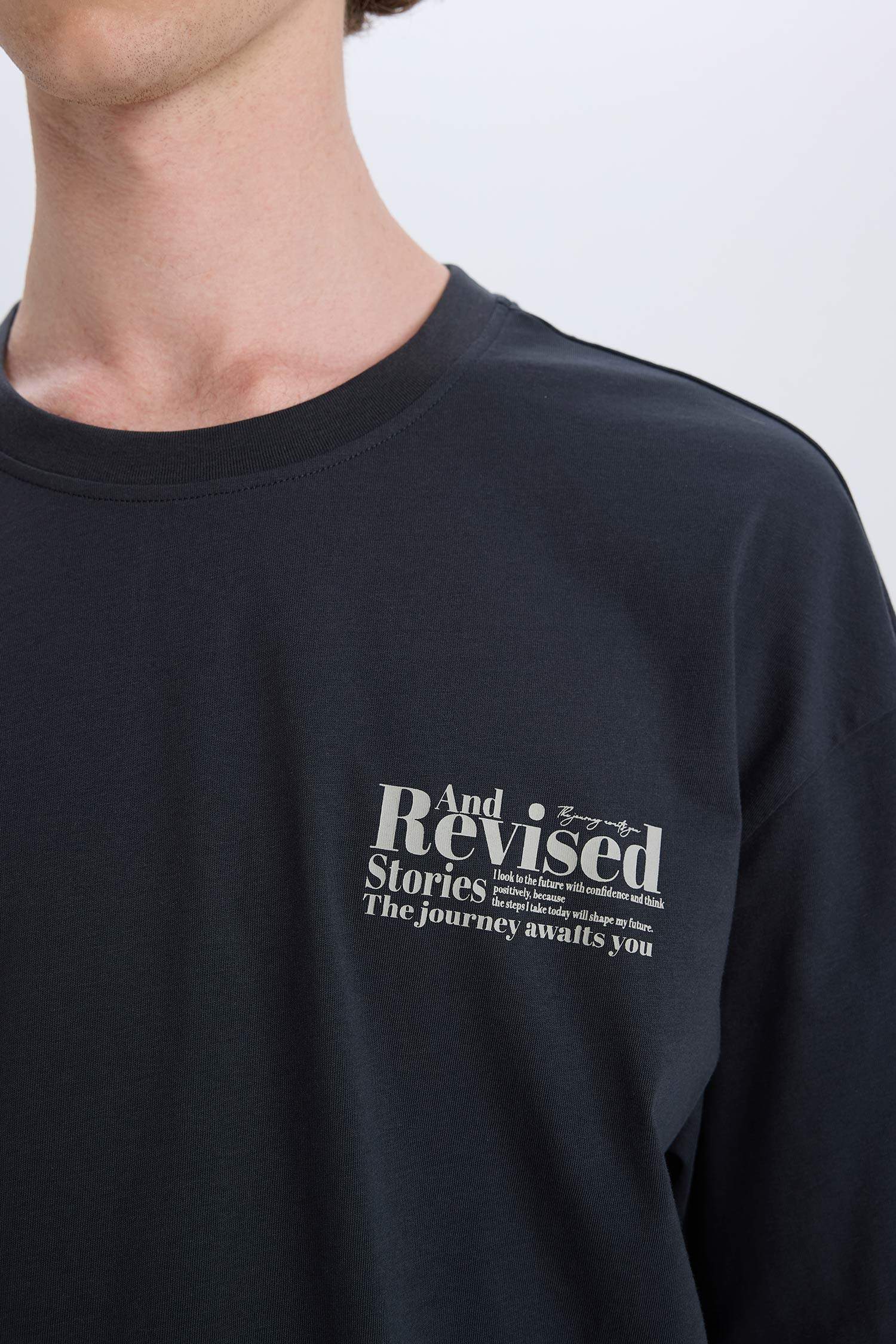 %100 Pamuk Oversize Geniş Kalıp Bisiklet Yaka Sırt Baskılı Kısa Kollu Tişört