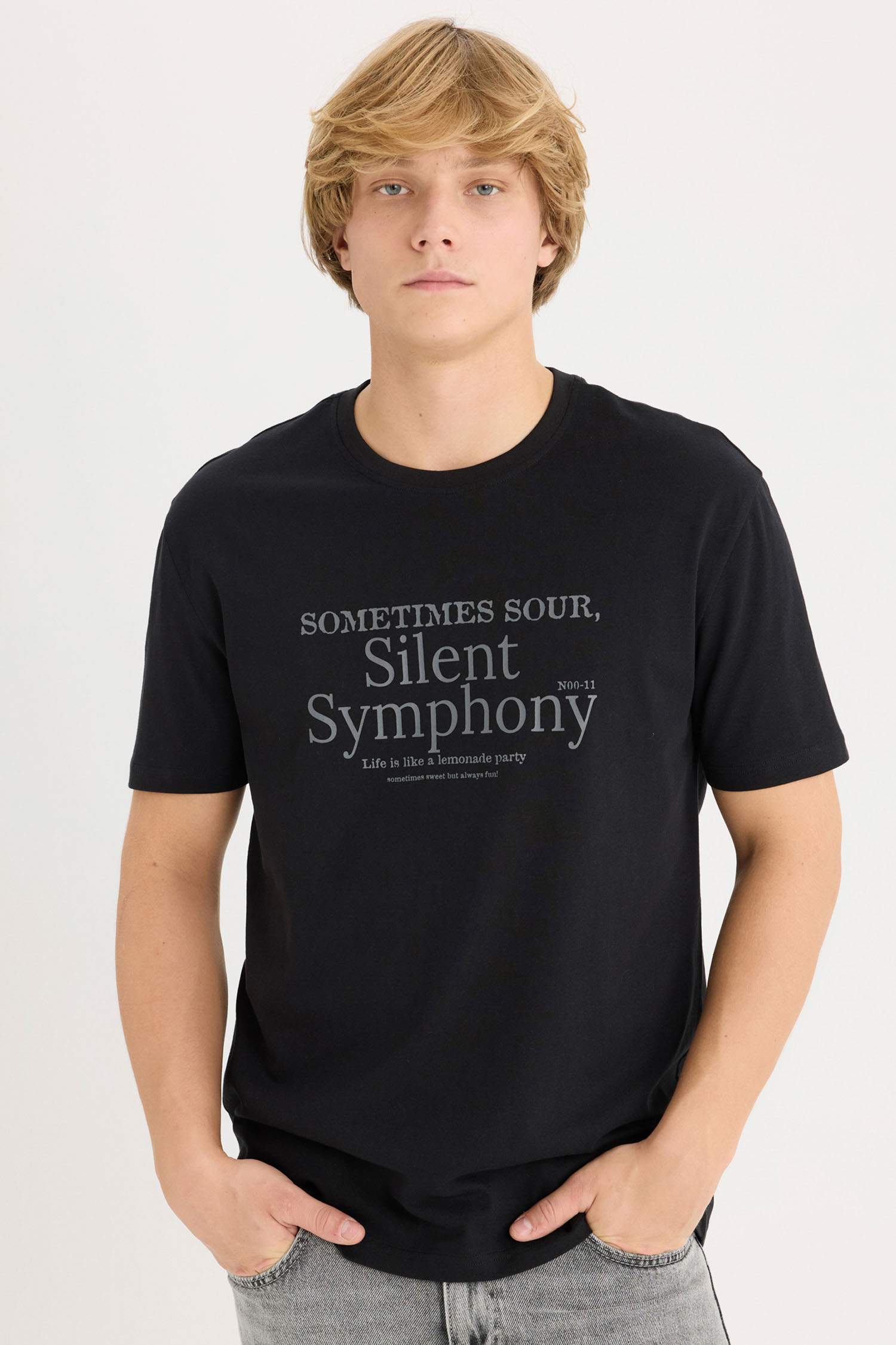 تيشيرت نص كم قصة عادية برقبة مستديرة