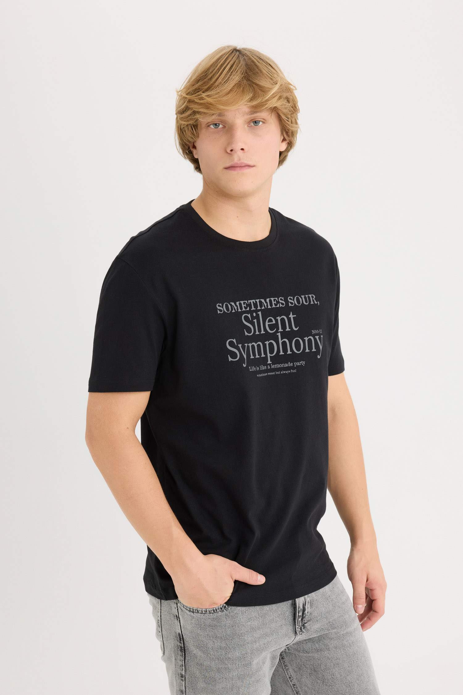 تيشيرت نص كم قصة عادية برقبة مستديرة