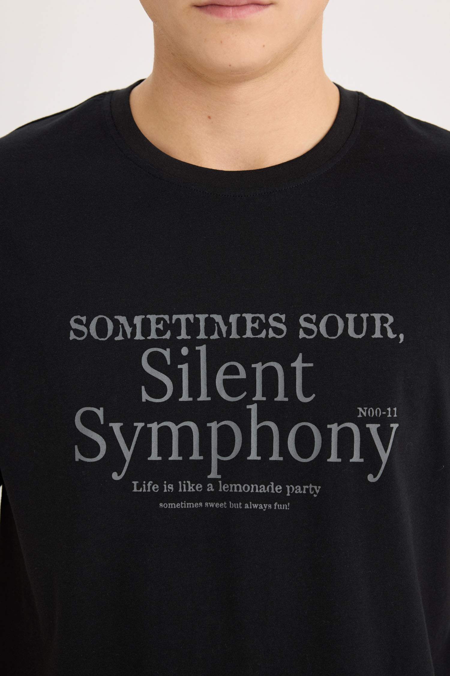 تيشيرت نص كم قصة عادية برقبة مستديرة