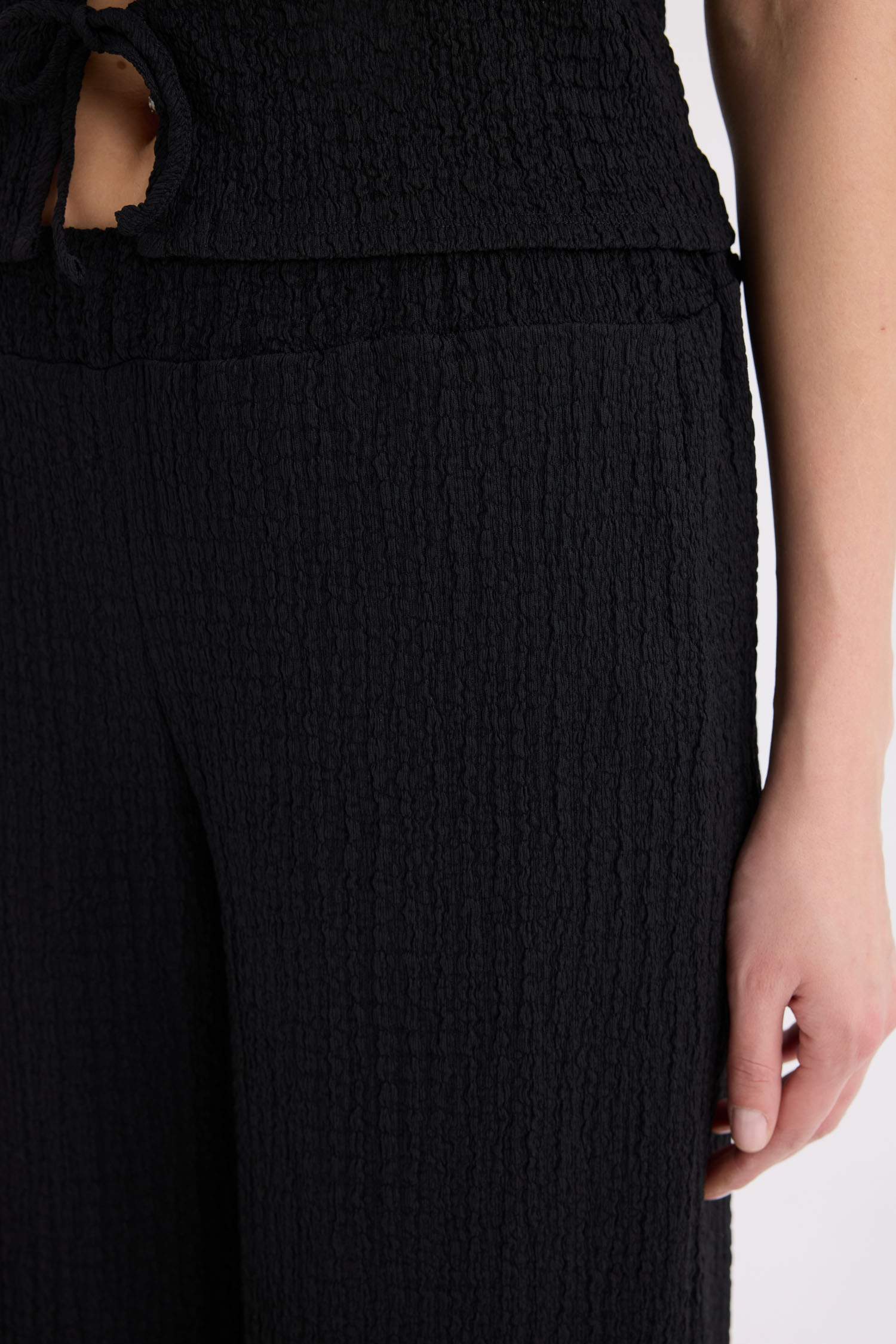 سروال واسع من قماش مجعد