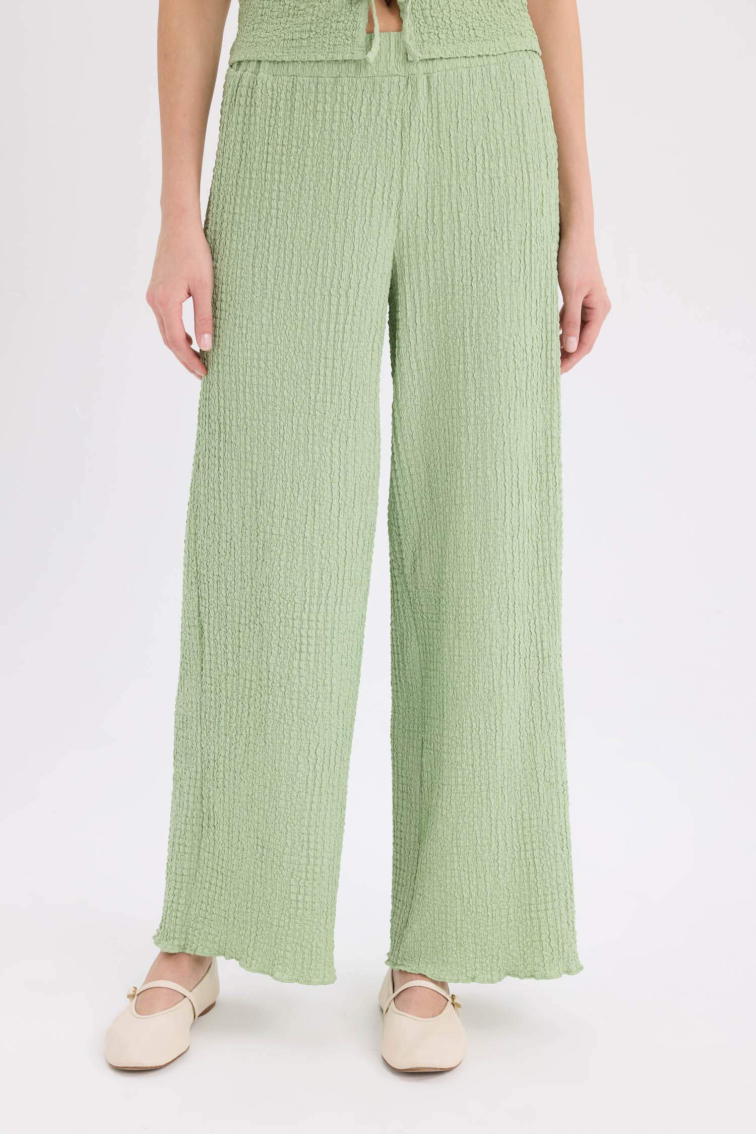 Pantalon large en tissu gaufré