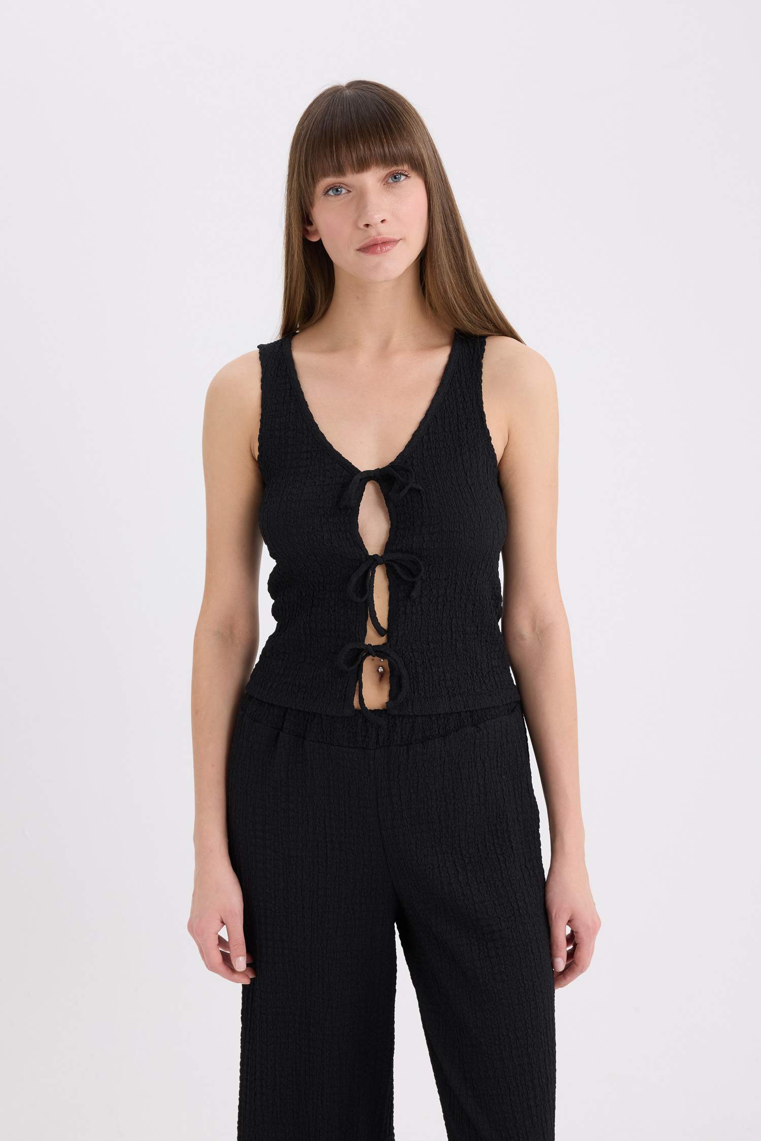 Майка с V-образным вырезом из жатой ткани