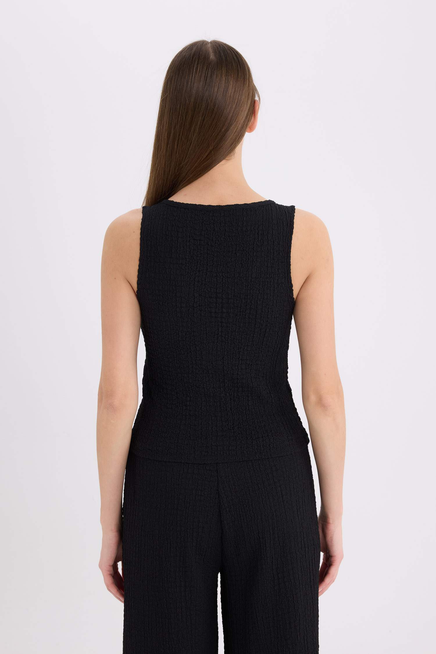 Майка с V-образным вырезом из жатой ткани