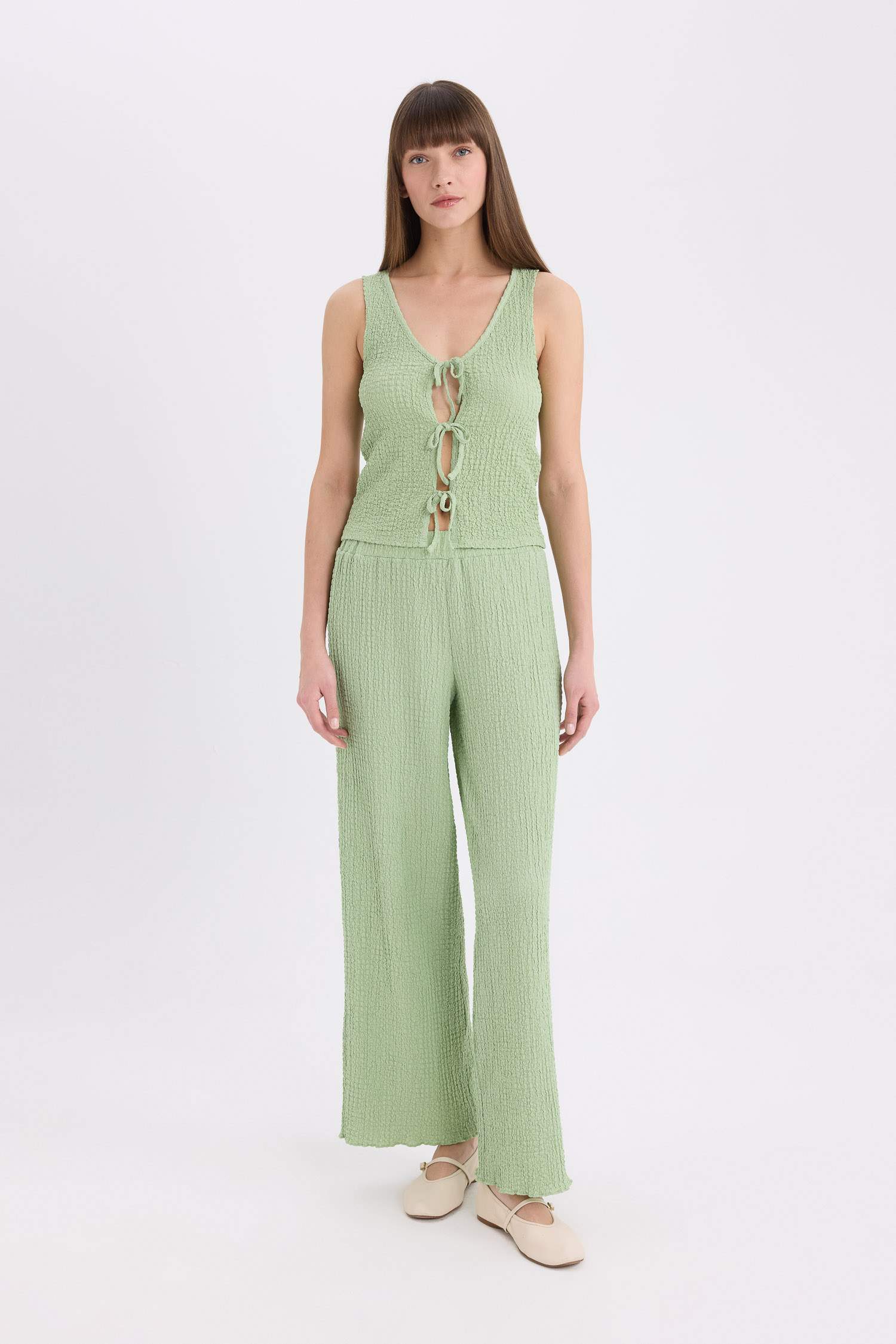 ديباردور من قماش وافل قصة عادية برقبة V