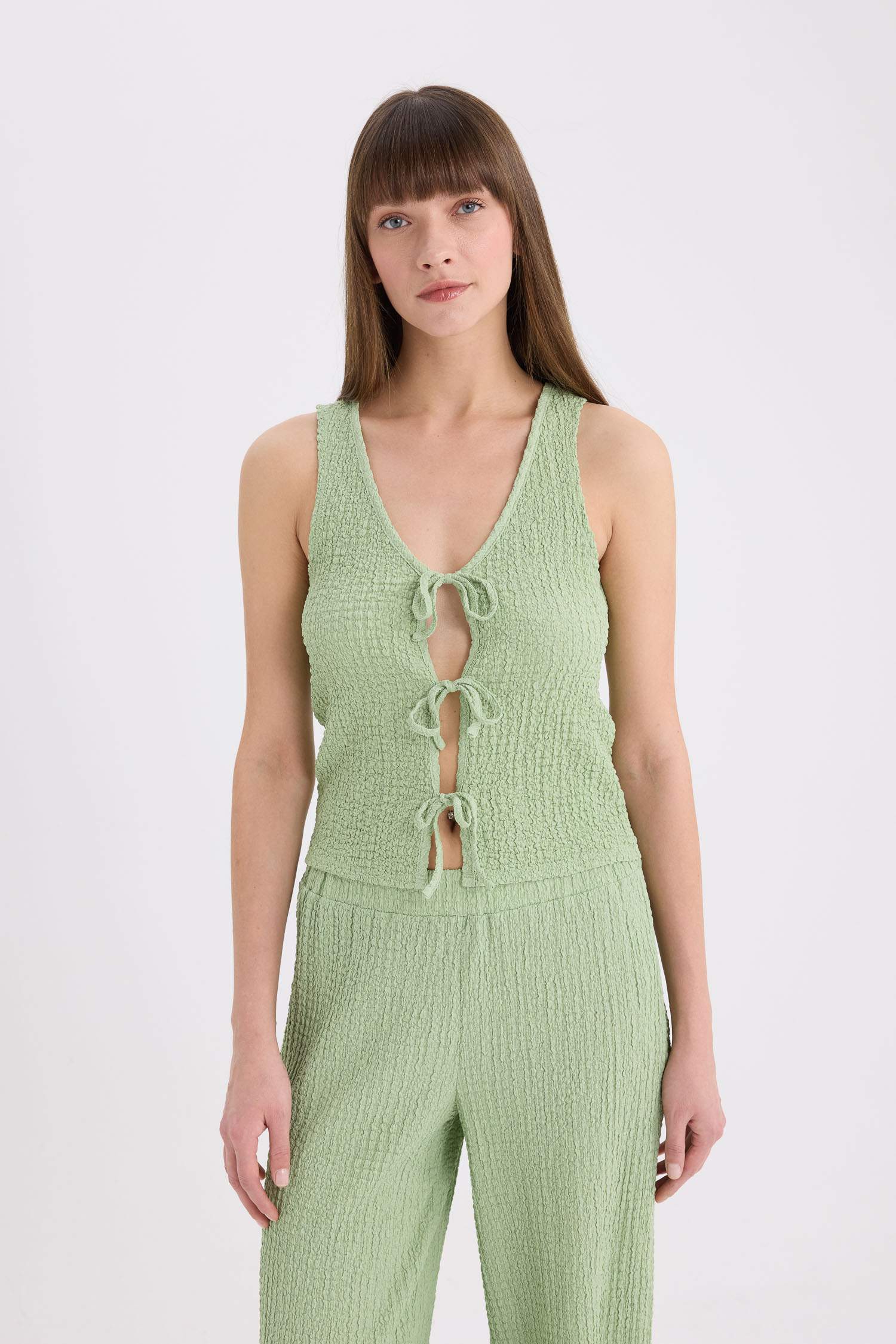 ديباردور من قماش وافل قصة عادية برقبة V