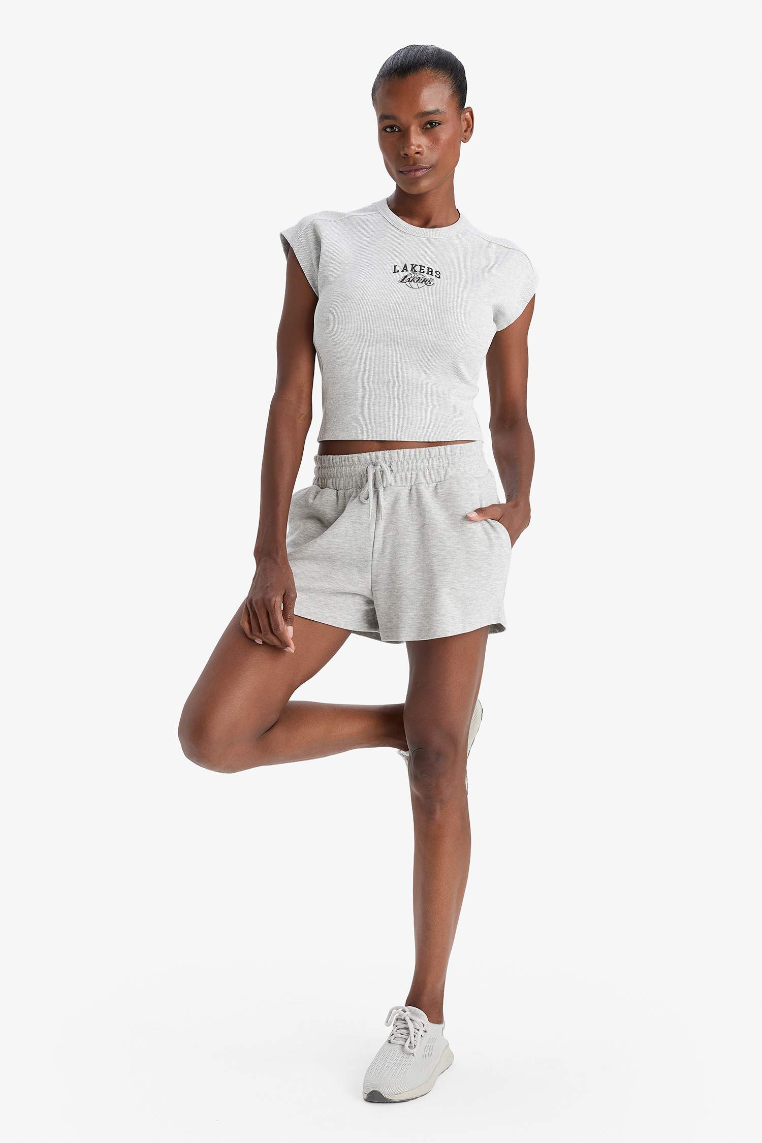 تيشيرت فريق لوس أنجلوس ليكرز بأكمام قصيرة وياقة مستديرة من DeFactoFit