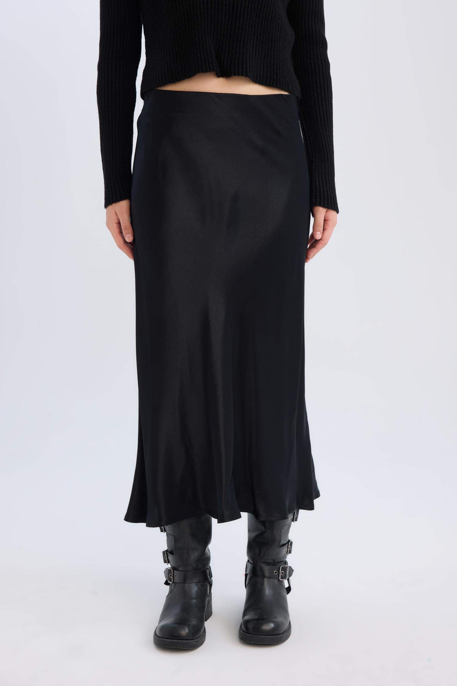 تنورة طويلة ستان قصة A بخصر عادي