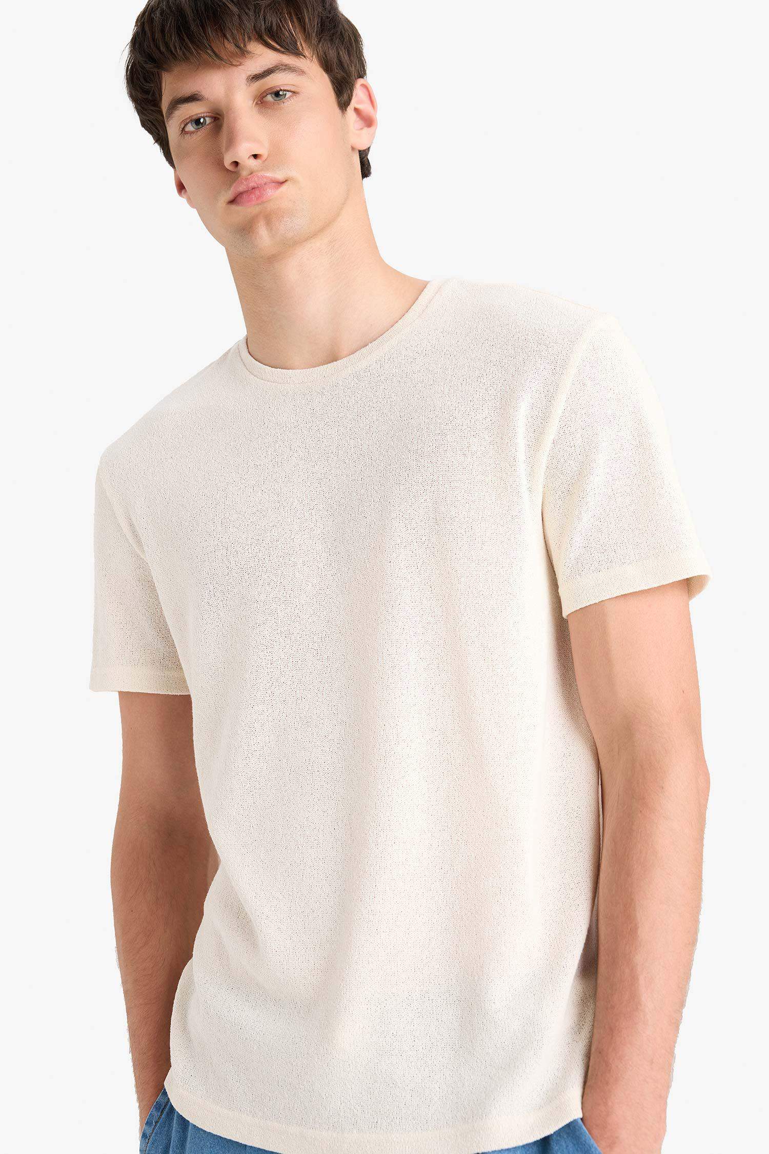 تيشيرت نص ردن بياخة مستديرة وقصة عادية