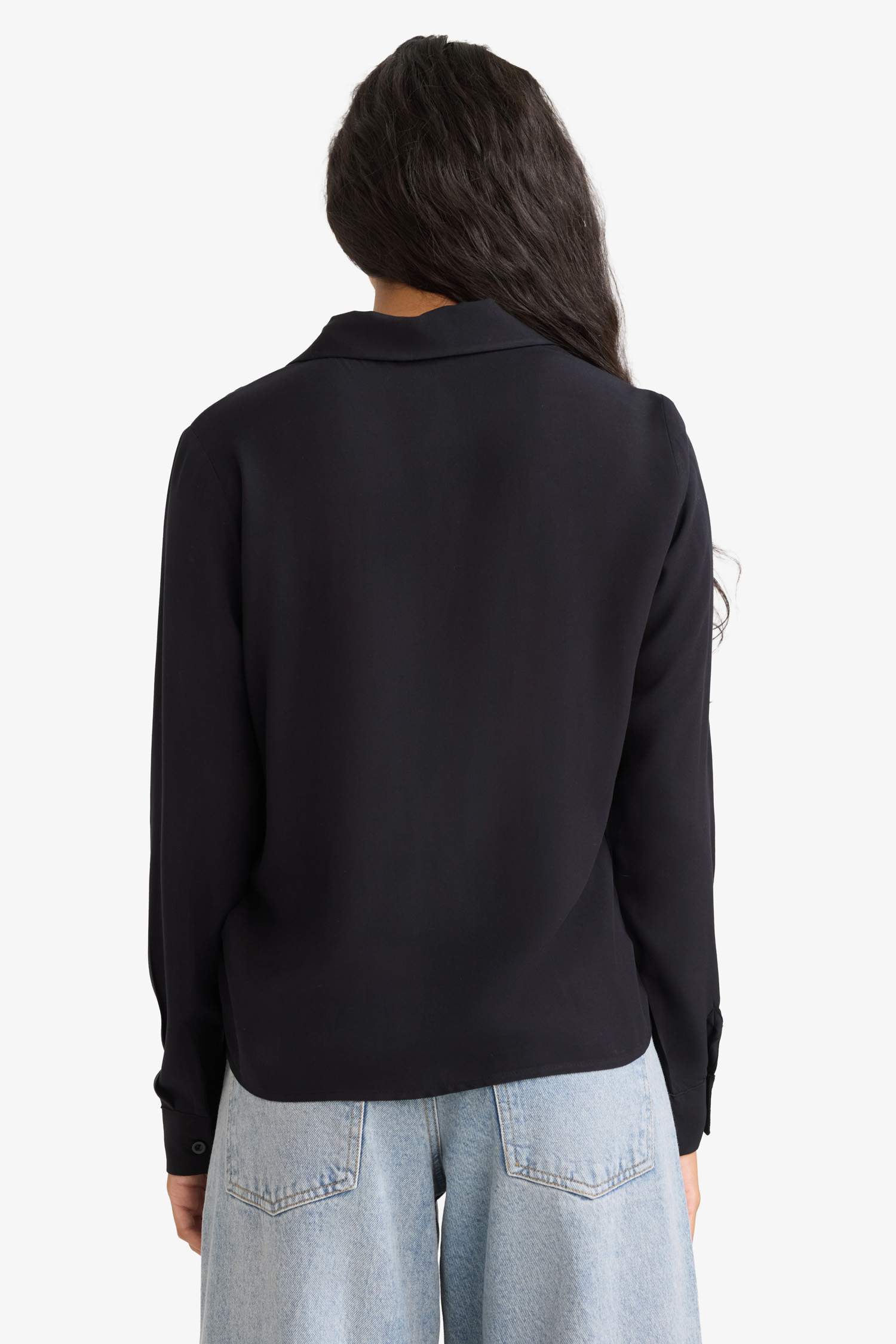 قميص اسود كم طويل قصة عادية