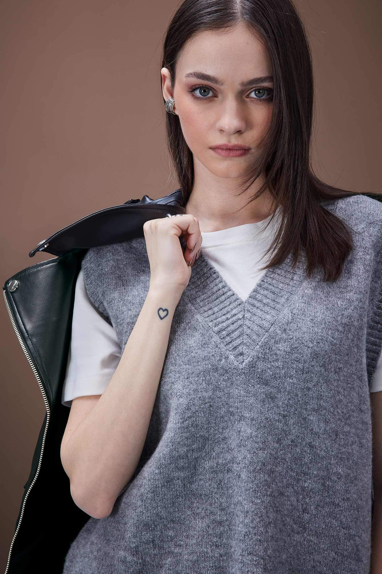 Oversize Geniş Kalıp Basic Düz V Yaka Triko Süveter