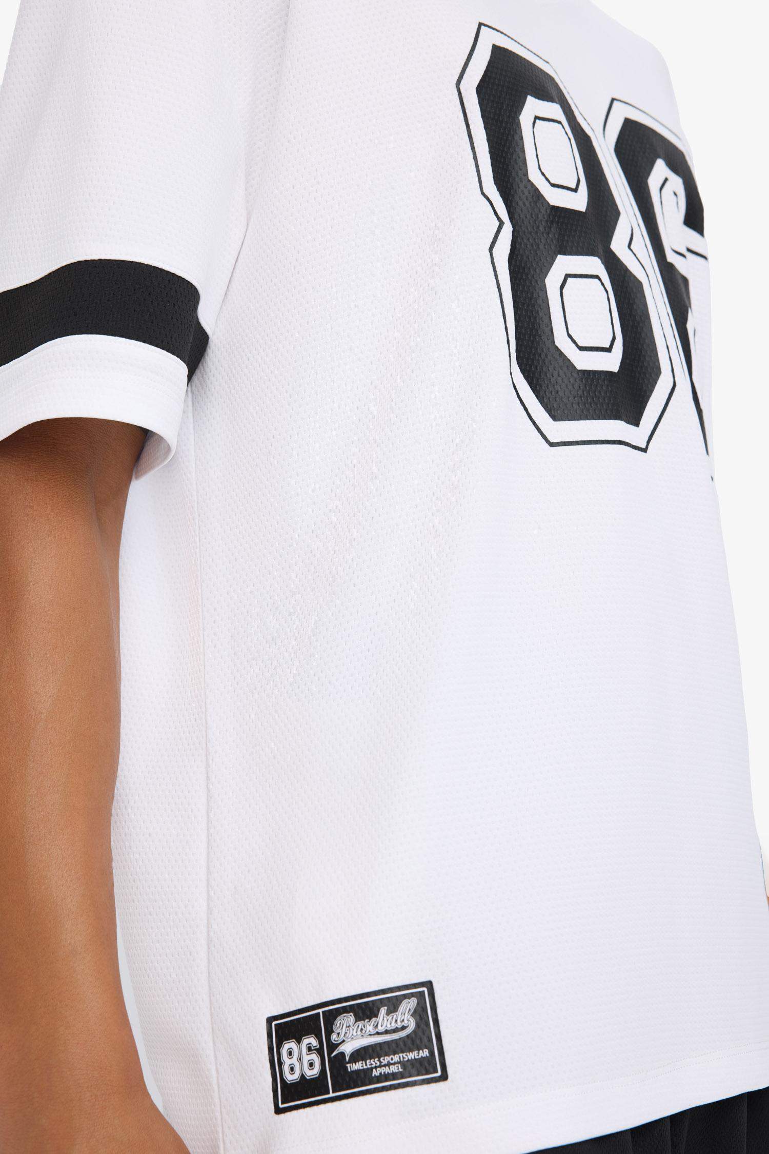 v жаға басып шығарылған Футболка