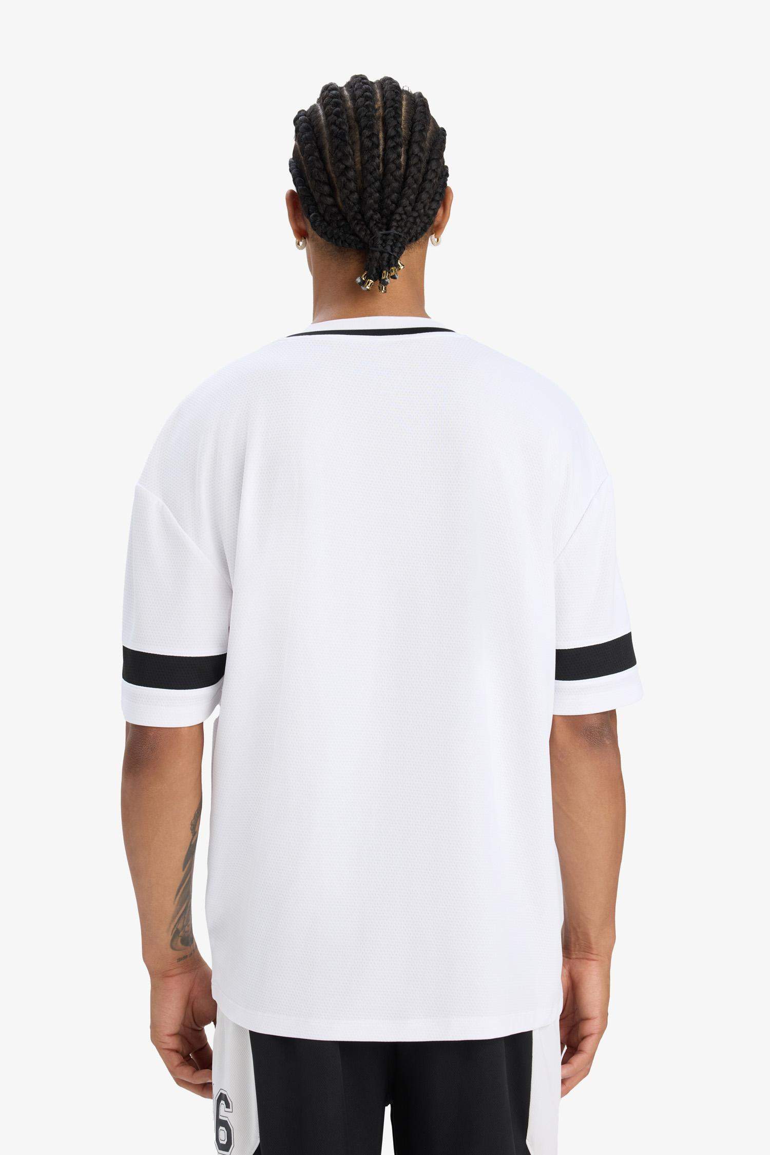 v жаға басып шығарылған Футболка