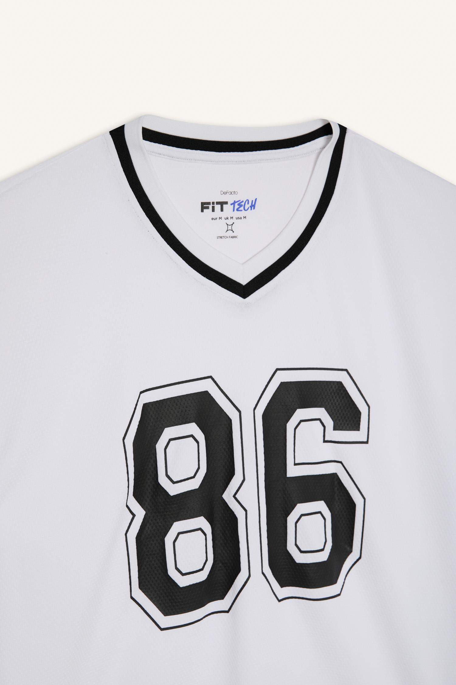 v жаға басып шығарылған Футболка