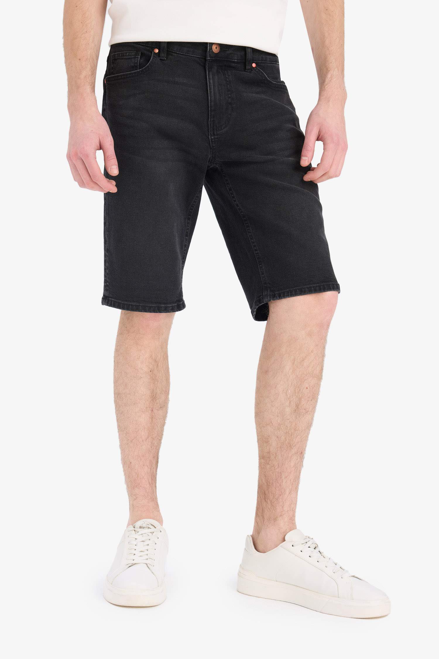 Short jean à coupe slim