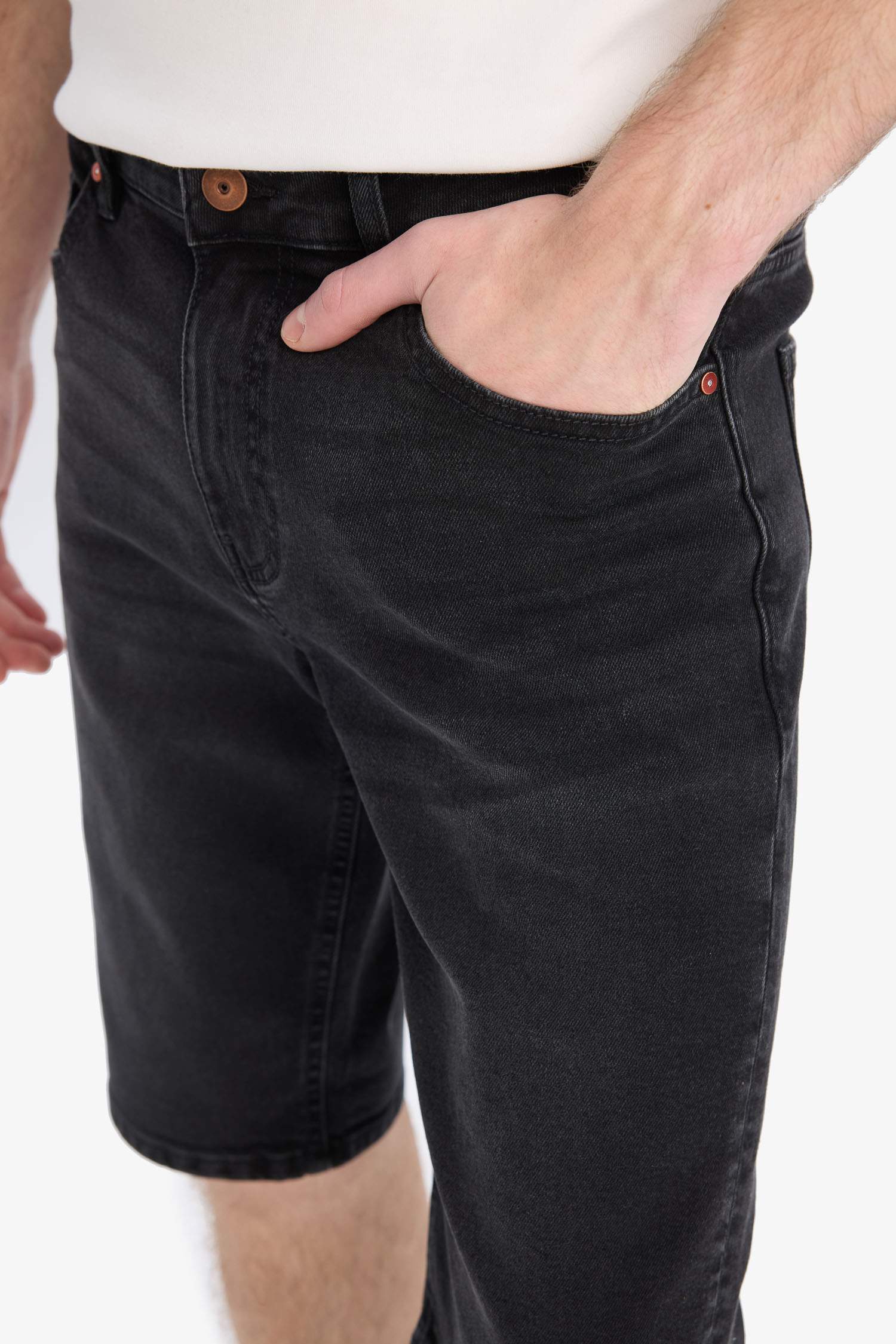 Short jean à coupe slim