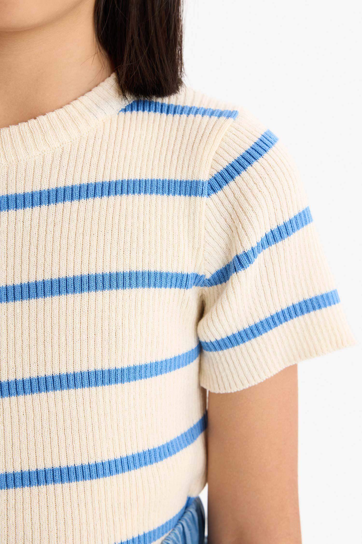 بلوز كروب بياقة مستديرة