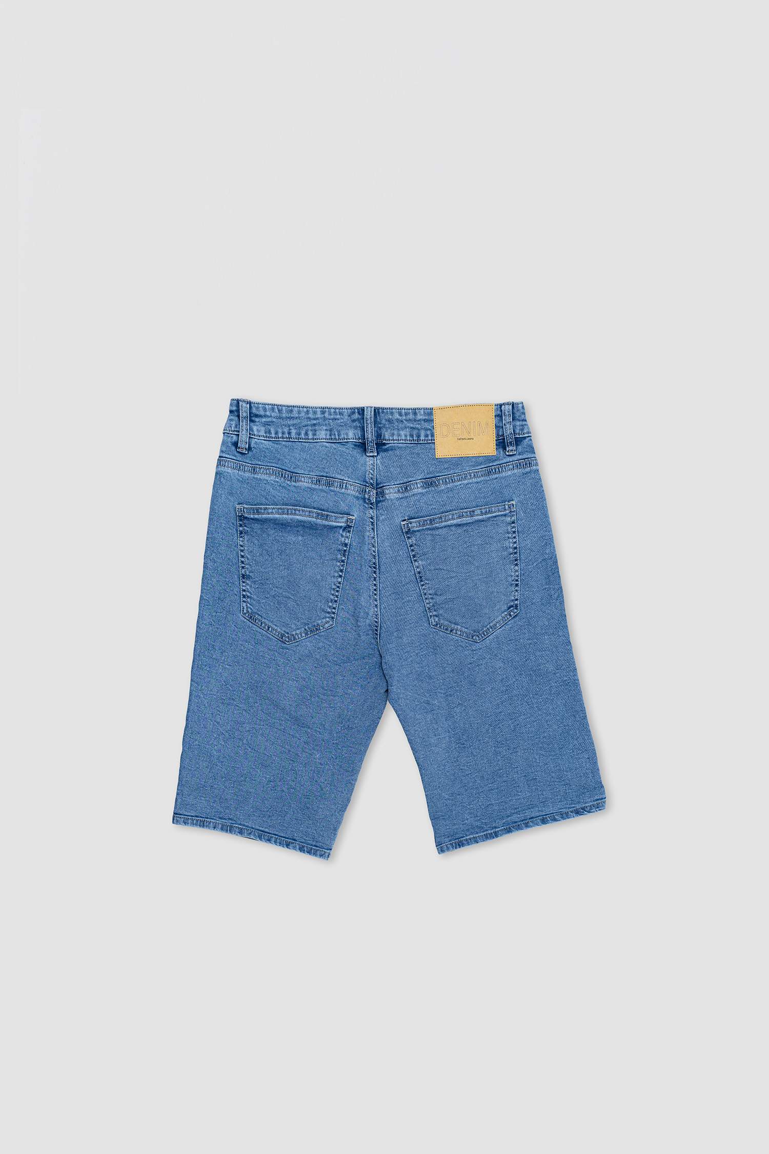 شورت جينز قصة عادية