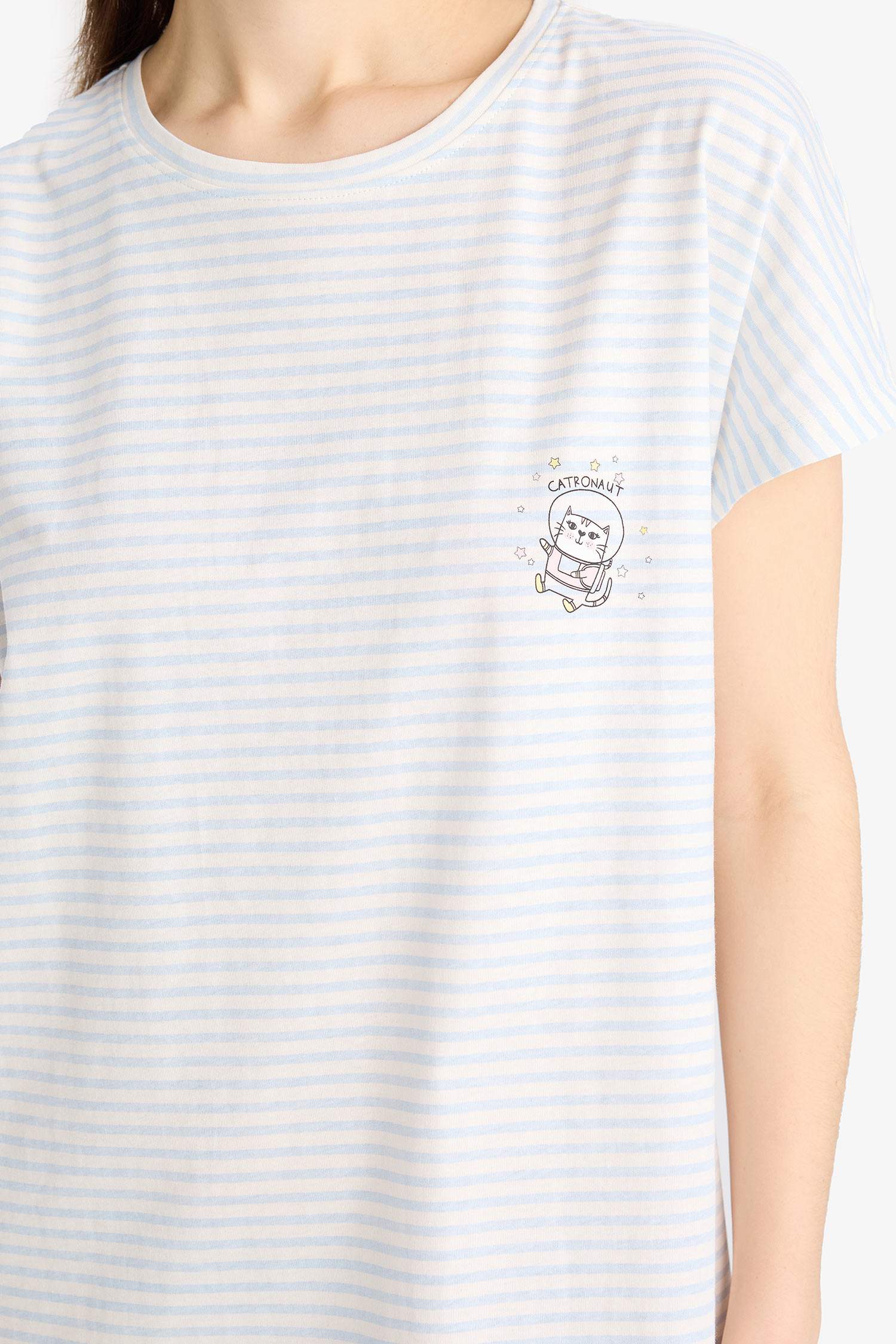 فستان نص كم قصة عادية برقبة مستديرة من Fall in Love