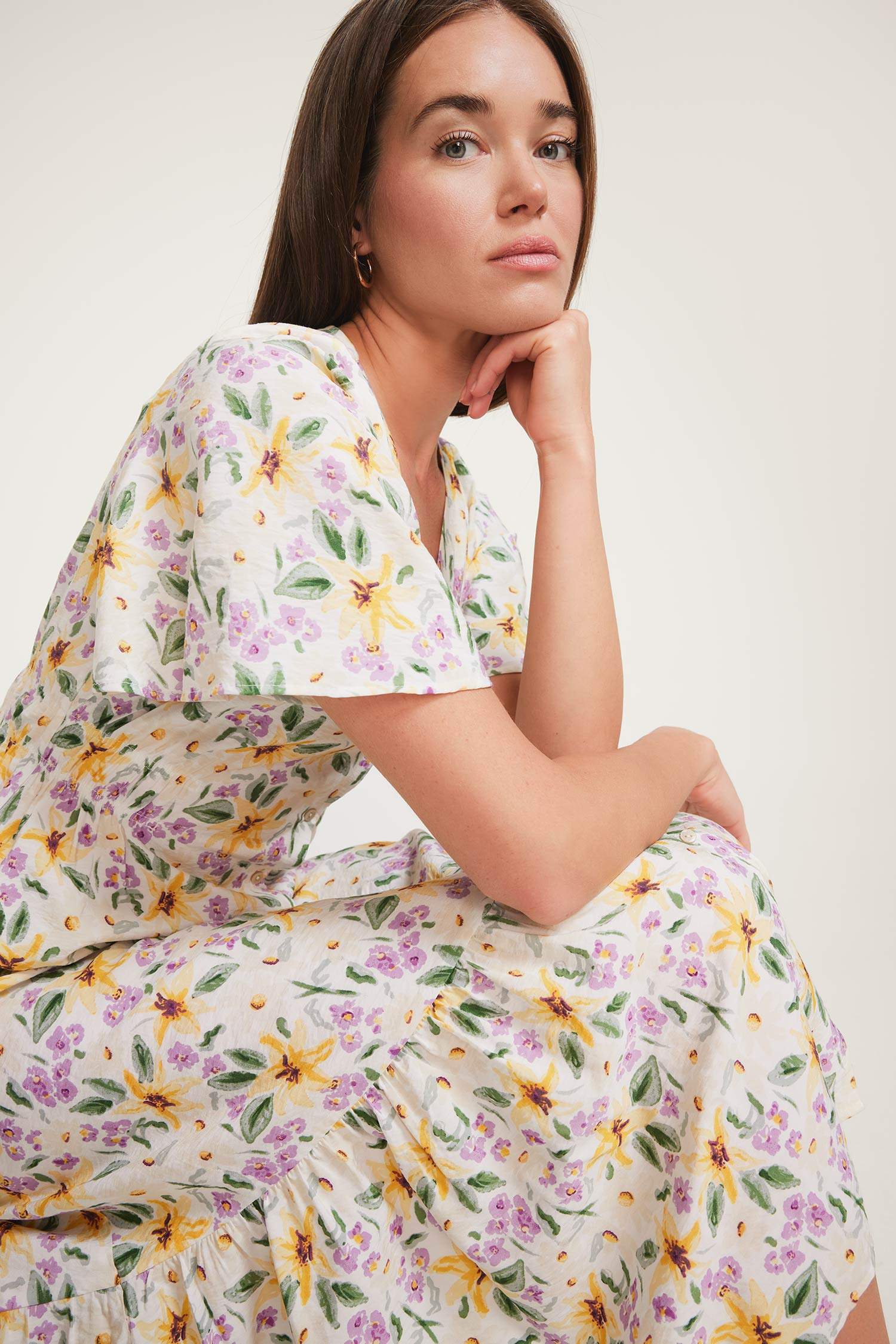 V Yaka Çiçek Desenli Kısa Kollu Midi Yazlık Elbise