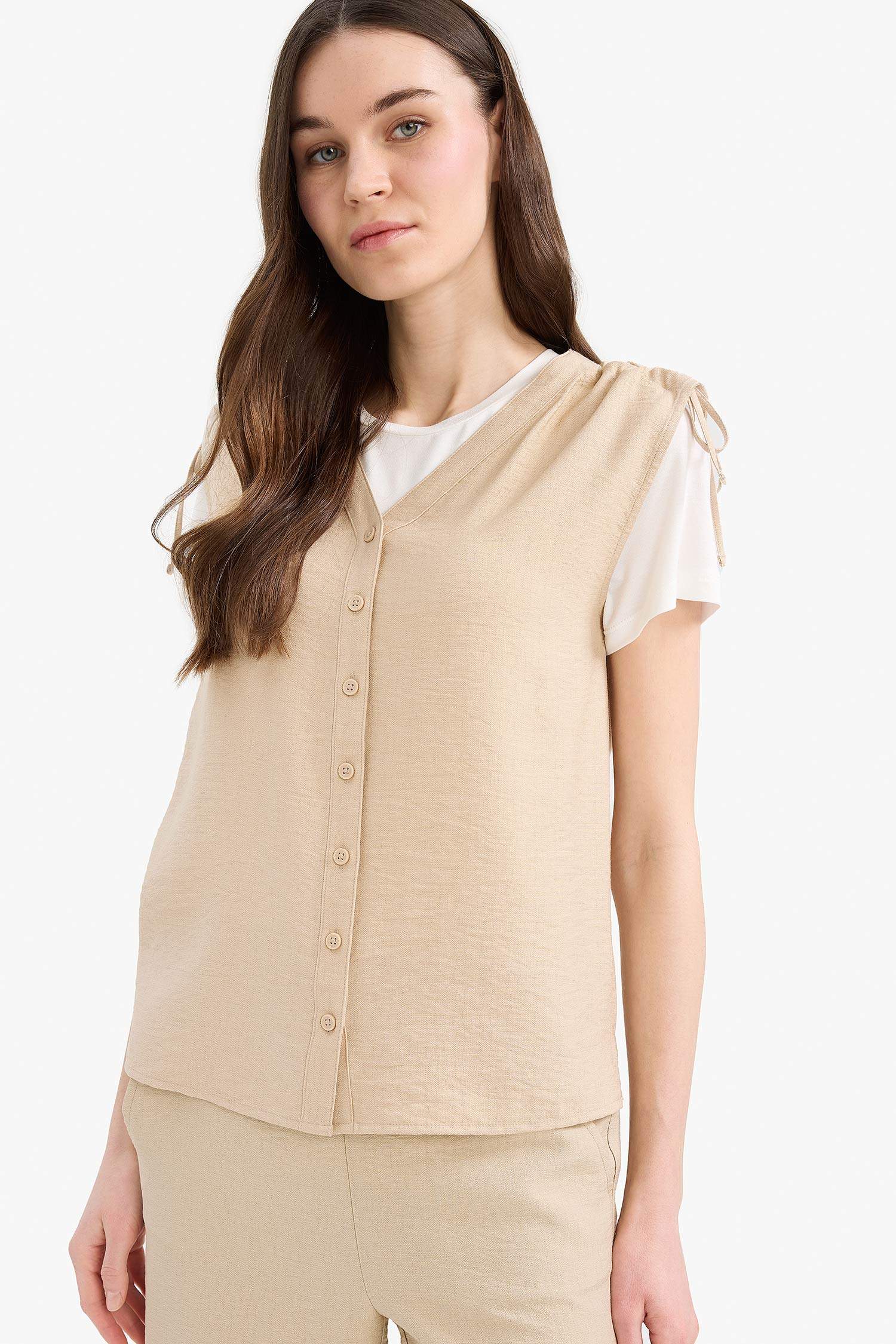 بلوز بدون ردن قصة عادية بياقة V