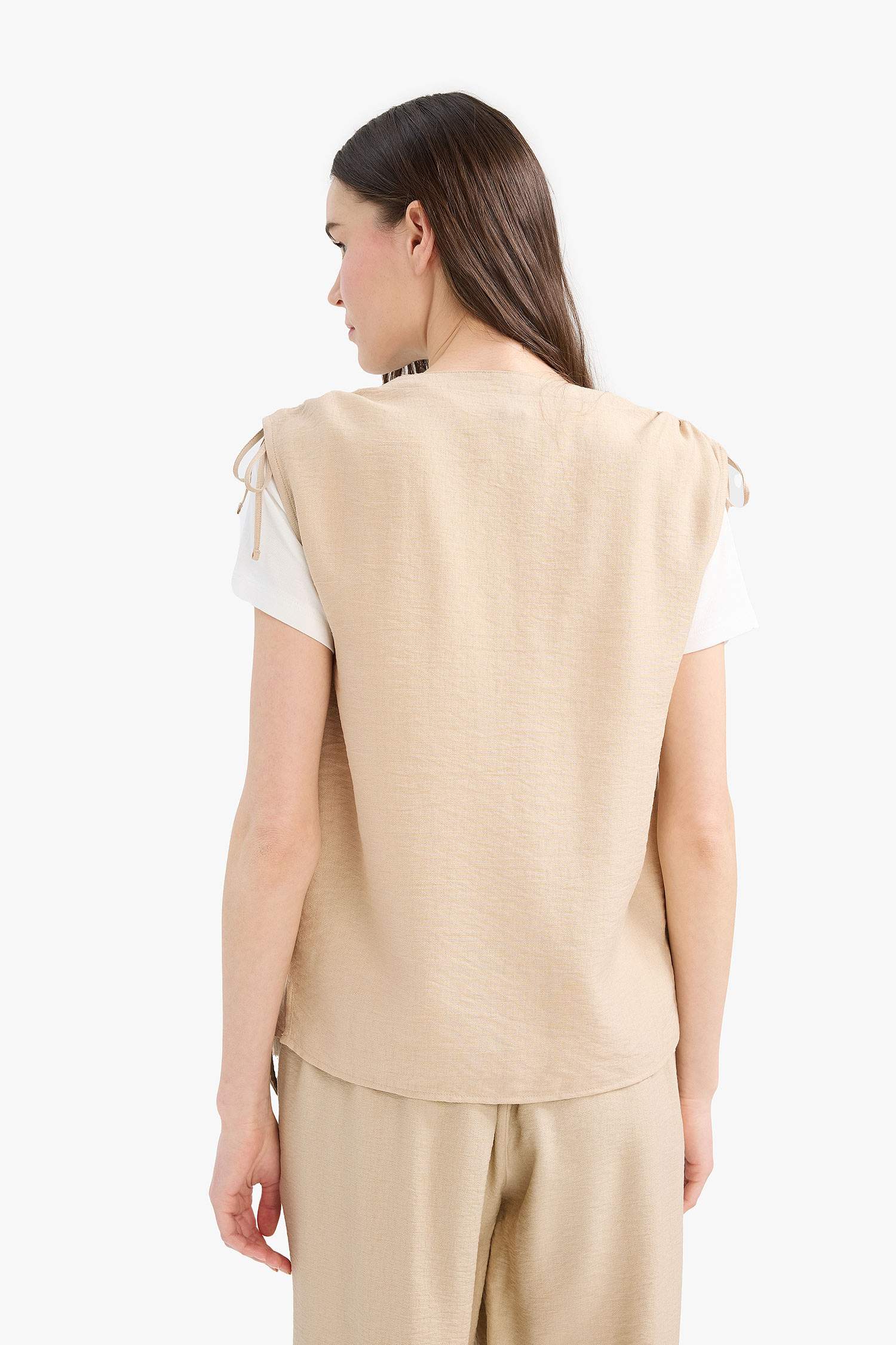 بلوز بدون ردن قصة عادية بياقة V