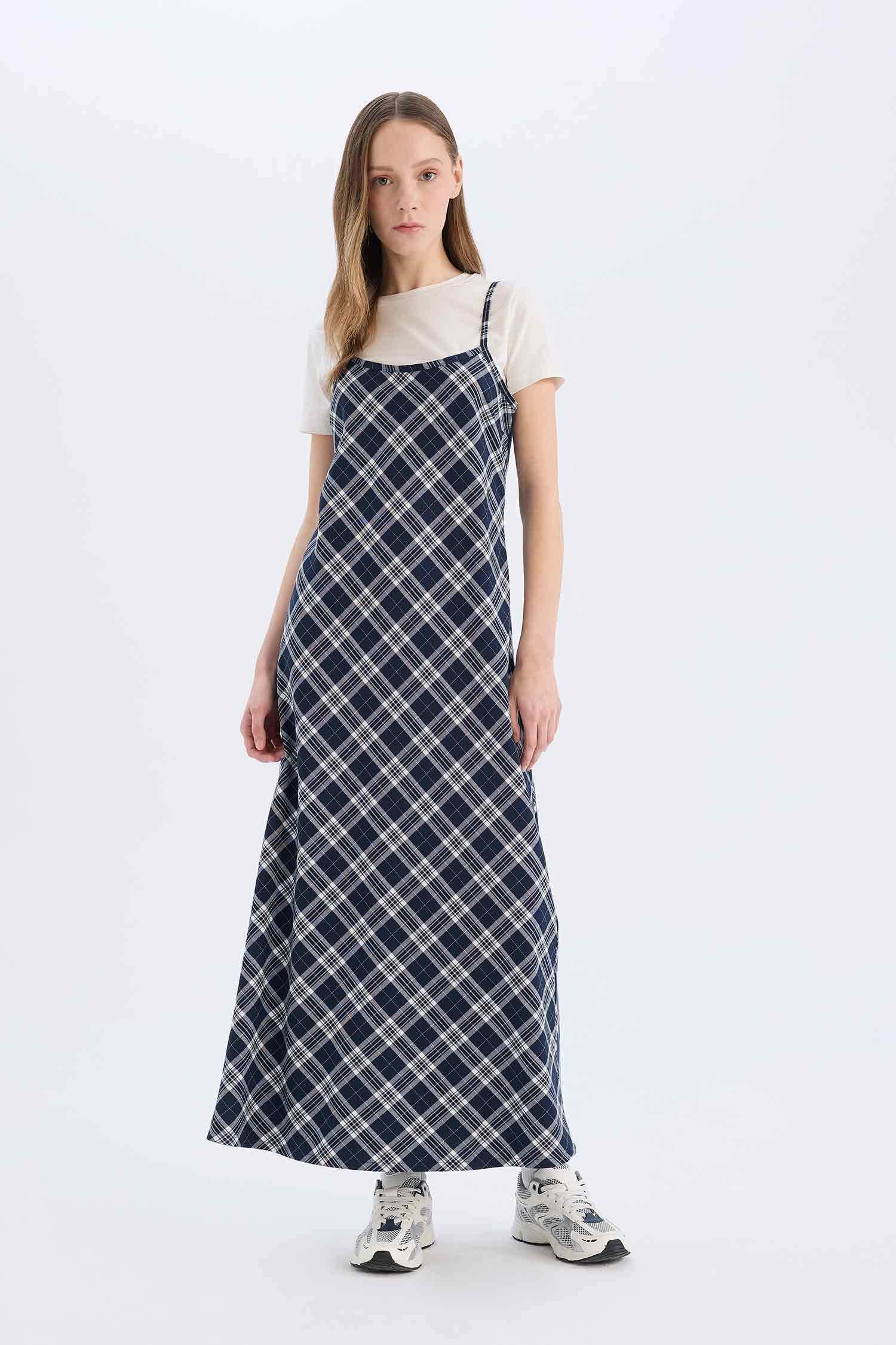 V Yaka Kareli Askılı Midi Elbise