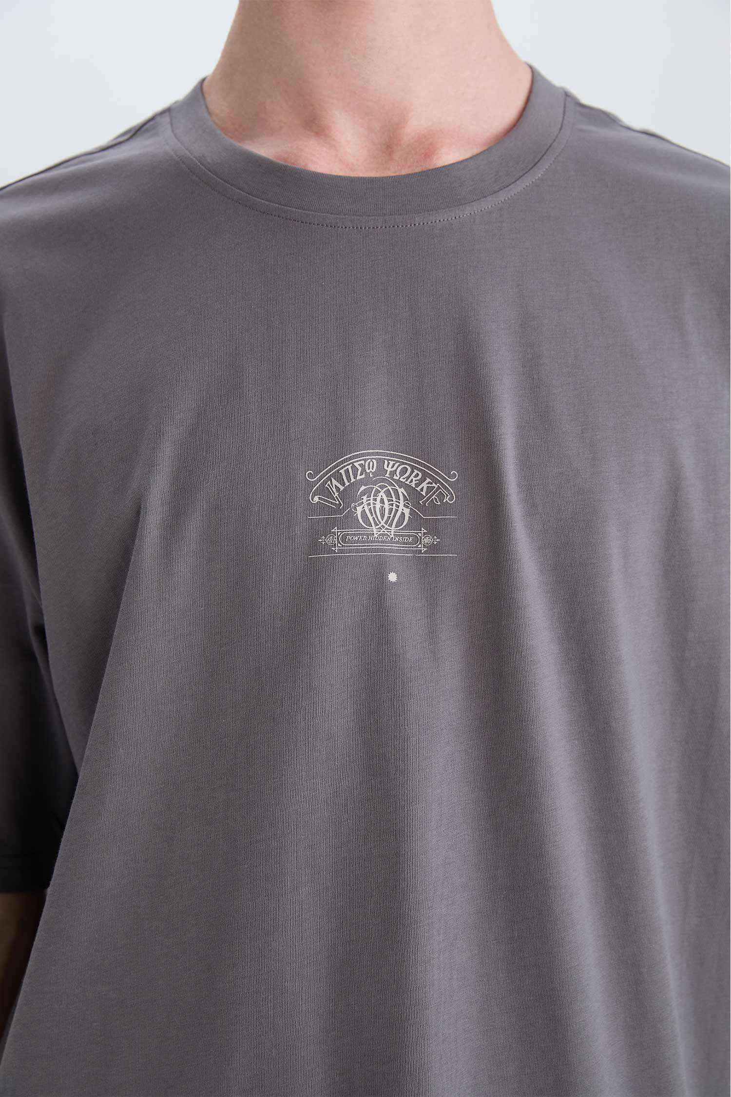 %100 Pamuk Boxy Fit Bisiklet Yaka Sırt Baskılı Kısa Kollu Tişört