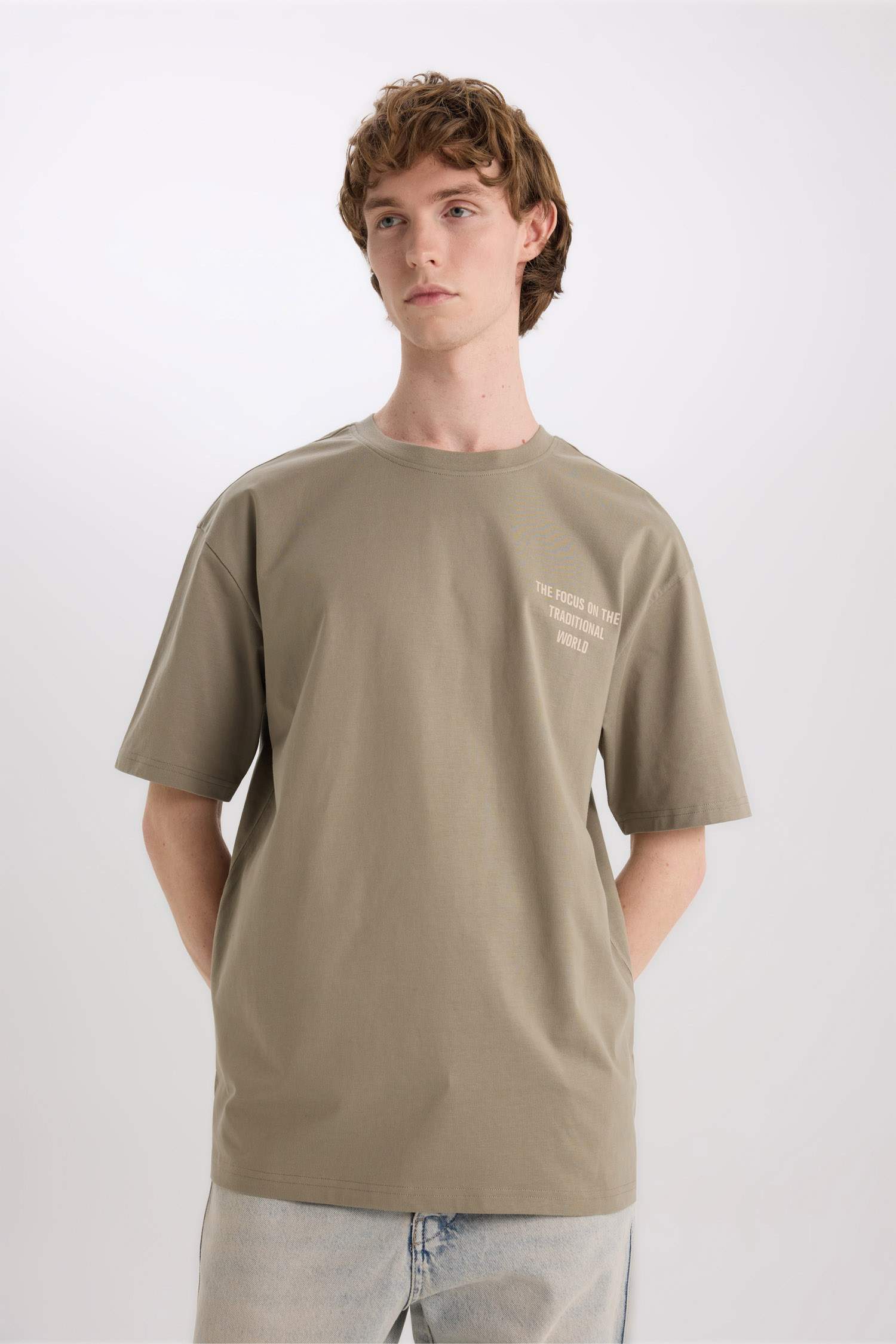 %100 Pamuk Boxy Fit Bisiklet Yaka Sırt Baskılı Kısa Kollu Tişört