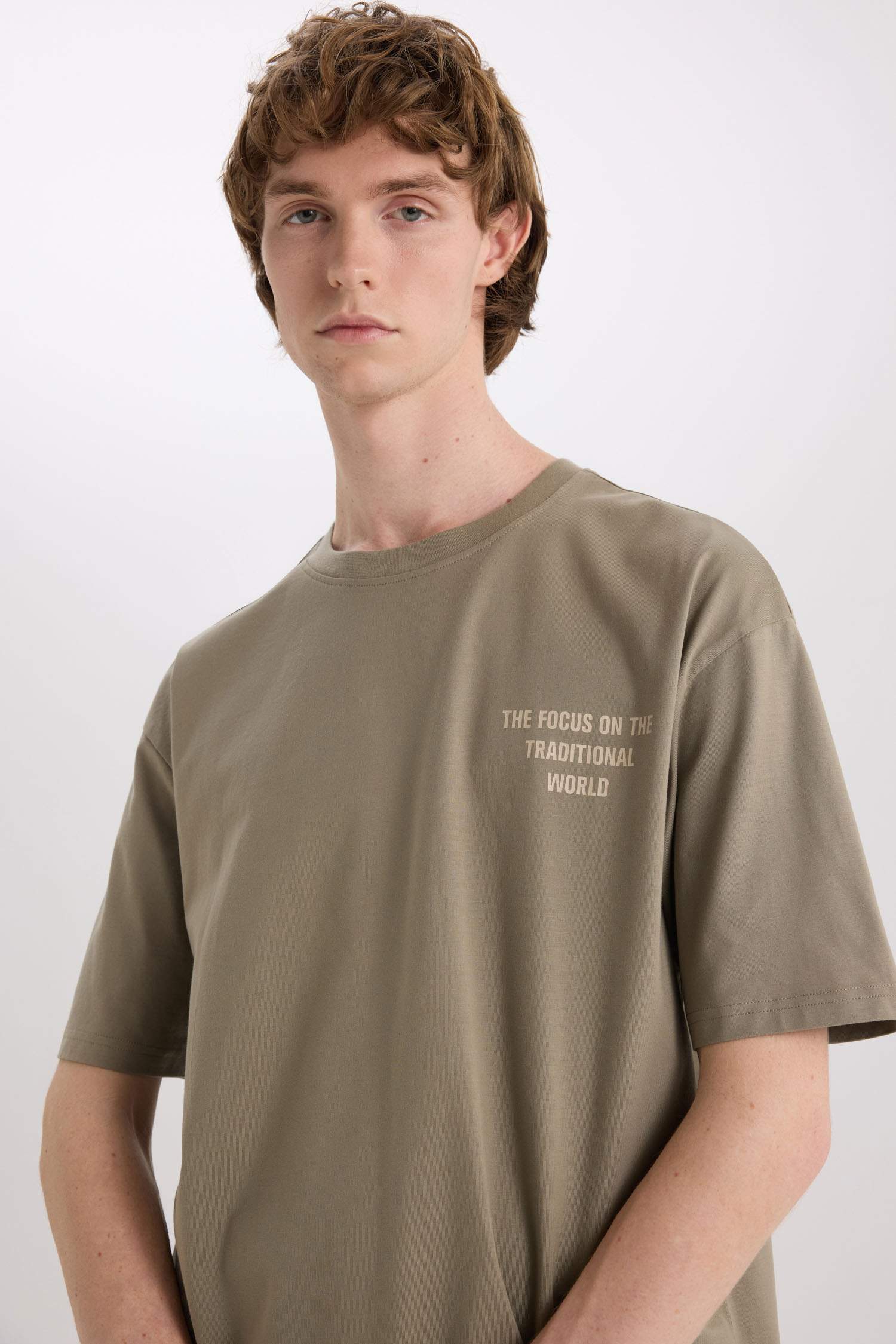 %100 Pamuk Boxy Fit Bisiklet Yaka Sırt Baskılı Kısa Kollu Tişört