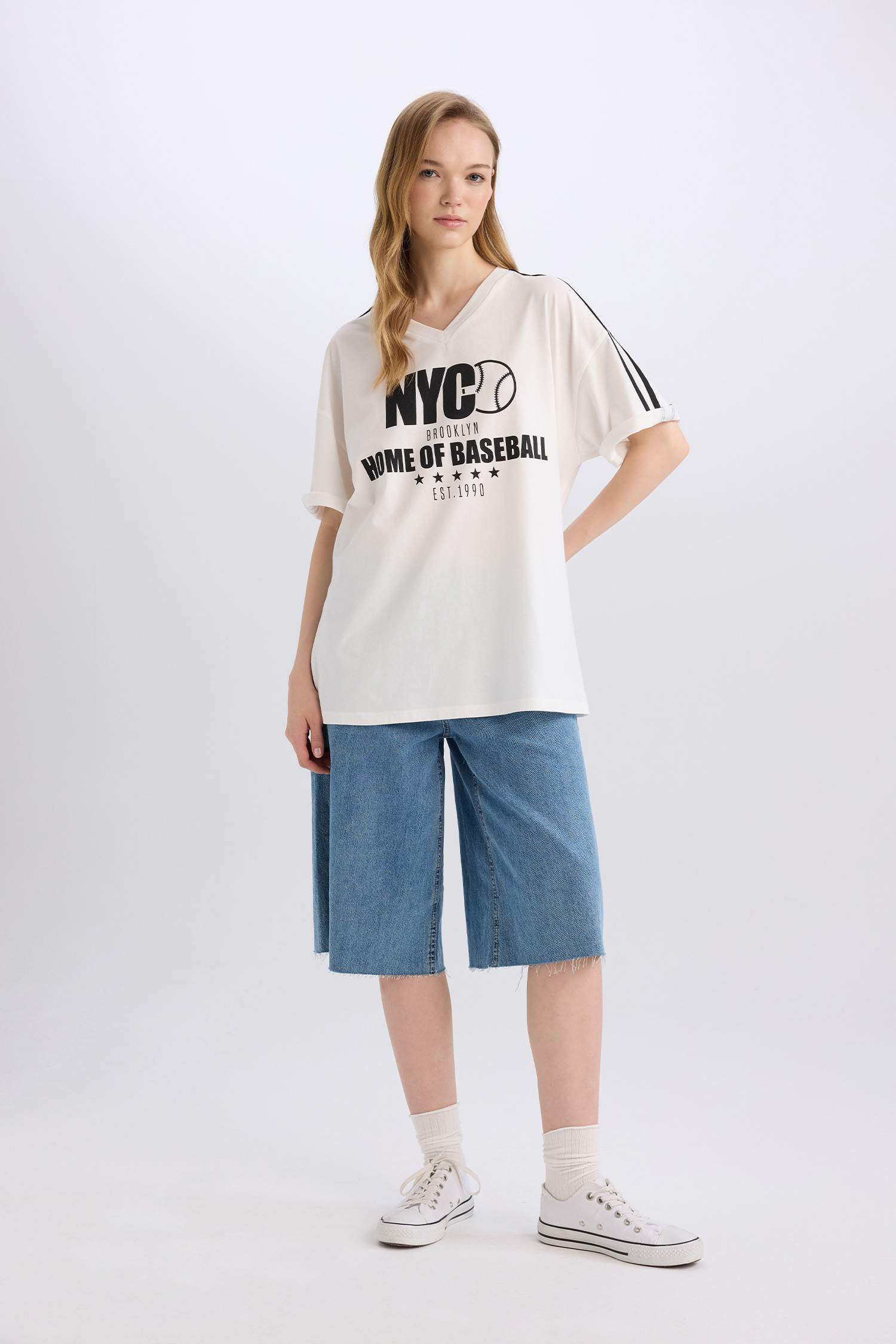 Oversize Geniş Kalıp V Yaka Baskılı Kısa Kollu Tişört