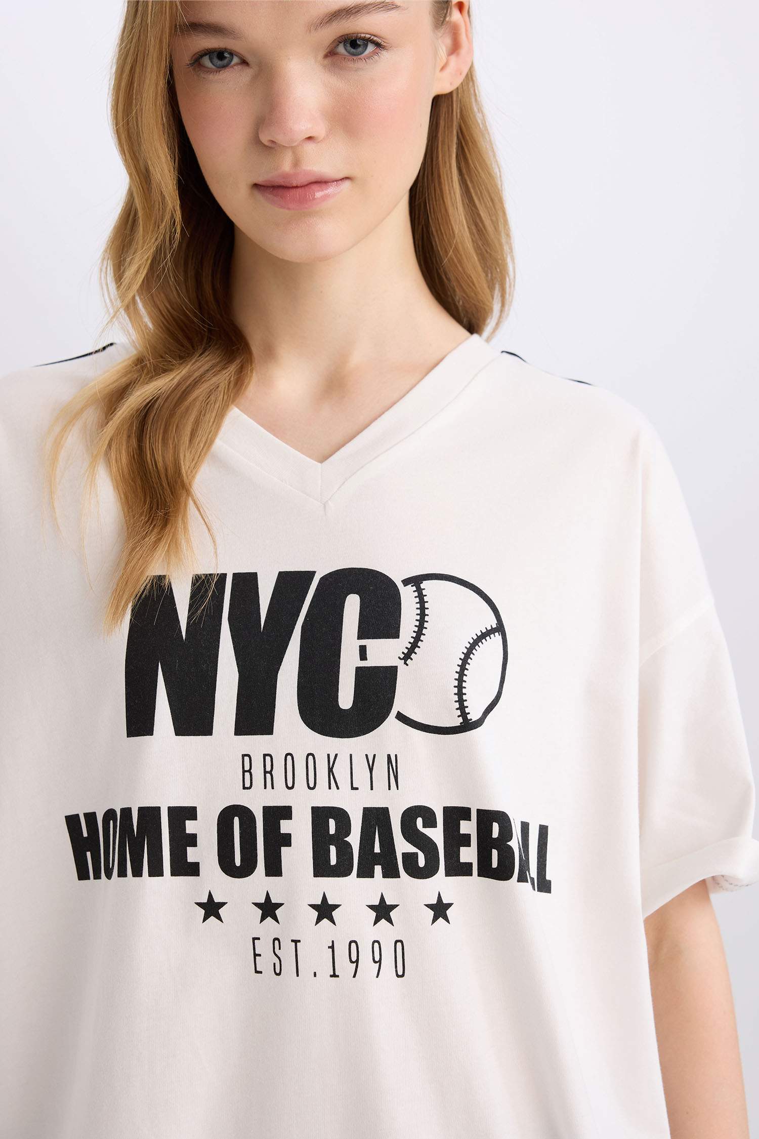 Oversize Geniş Kalıp V Yaka Baskılı Kısa Kollu Tişört