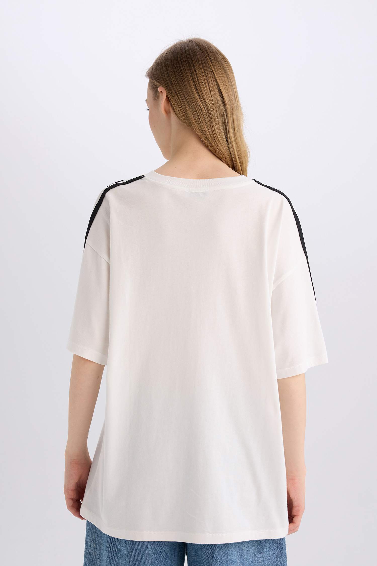 Oversize Geniş Kalıp V Yaka Baskılı Kısa Kollu Tişört