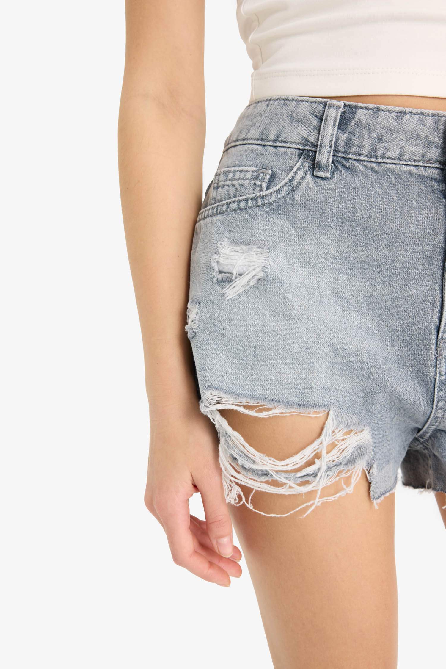 Yüksek Bel Paça Ucu Kesik Jean Şort