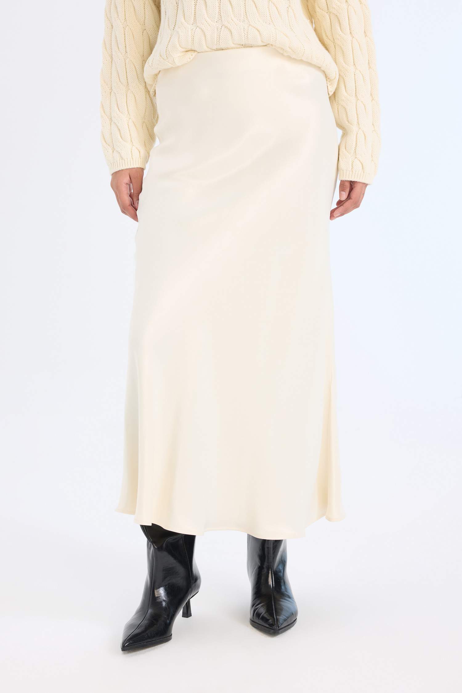 تنورة ميدي من ستان قصة A