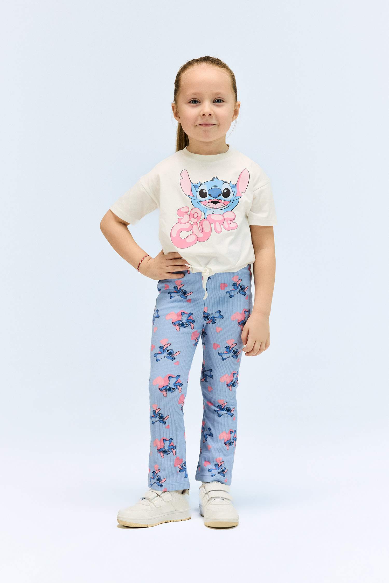 طقم من تيشيرت بنات بطبعة ستيتش و سروال ضيق