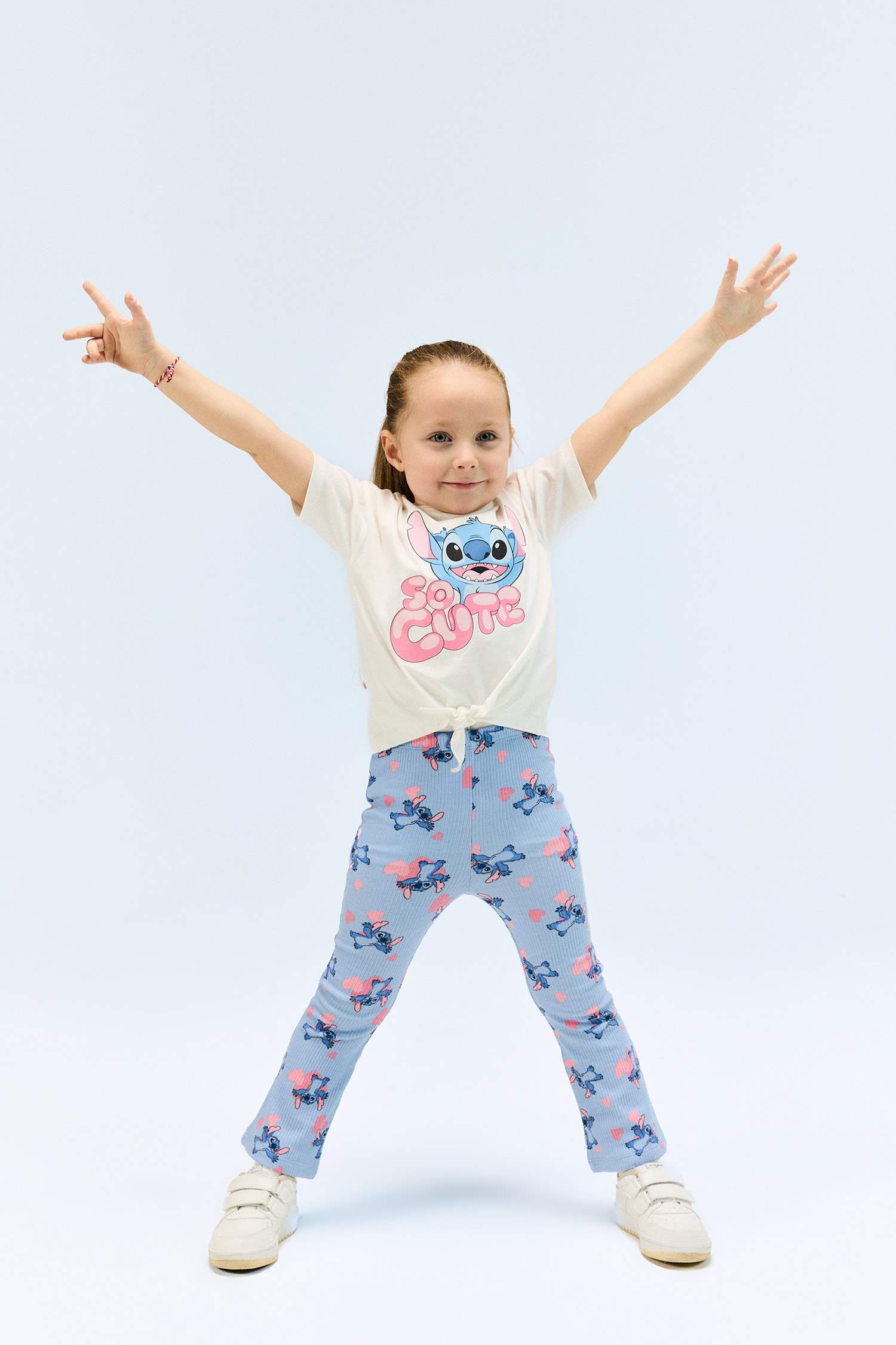 طقم من تيشيرت بنات بطبعة ستيتش و سروال ضيق