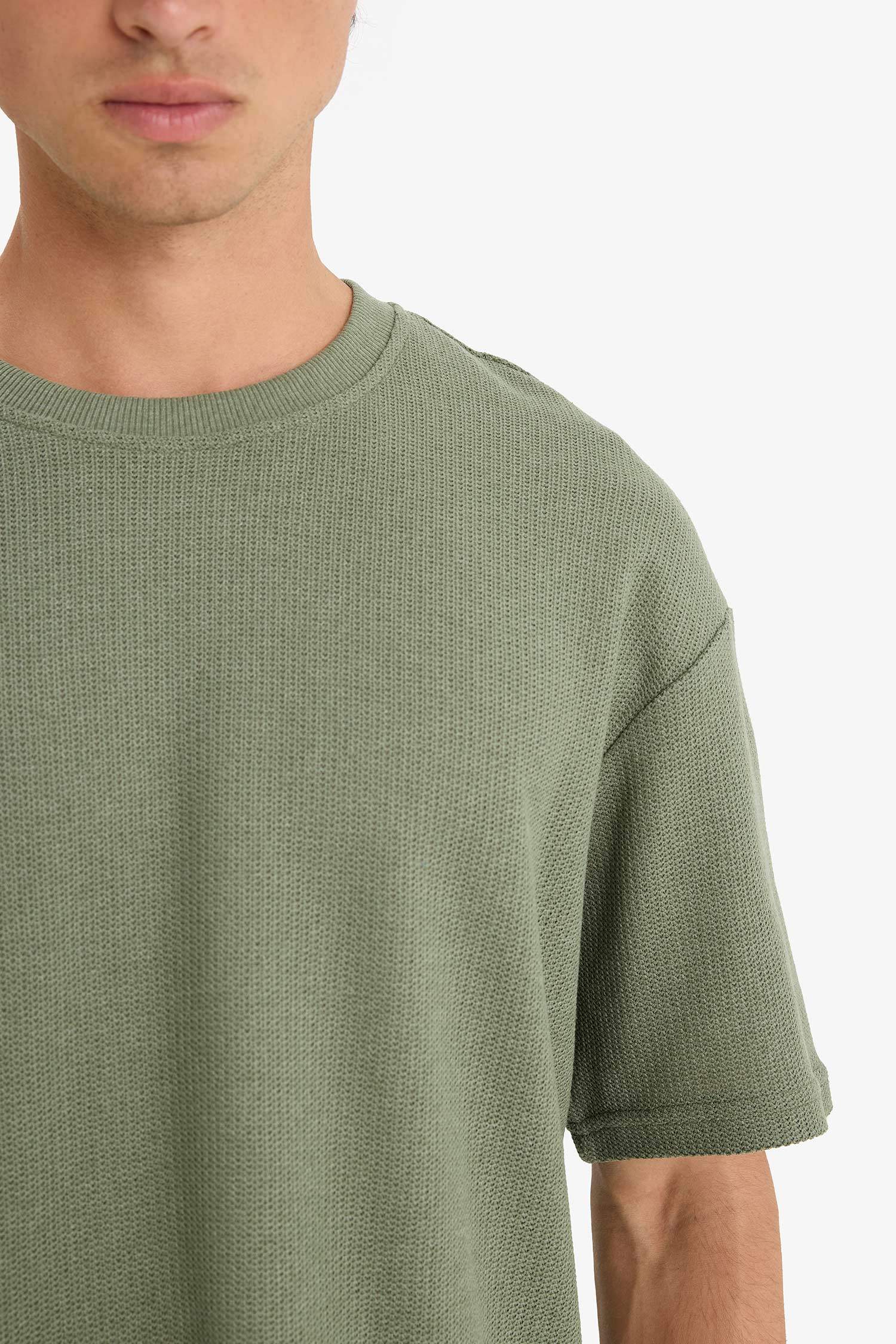 Boxy Fit Rahat Kesim Bisiklet Yaka Dokulu Kısa Kollu Tişört