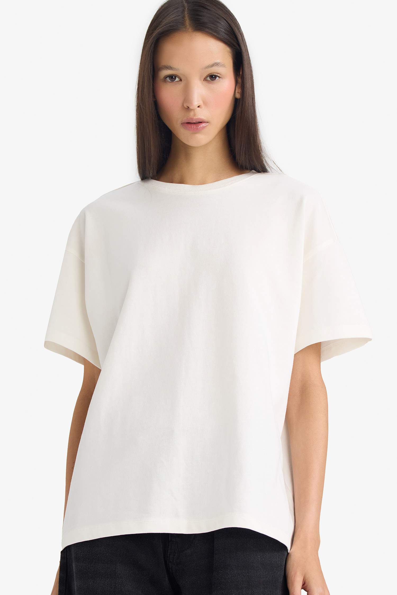 Oversize Geniş Kalıp Bisiklet Yaka Basic Düz Beyaz Kısa Kollu Tişört